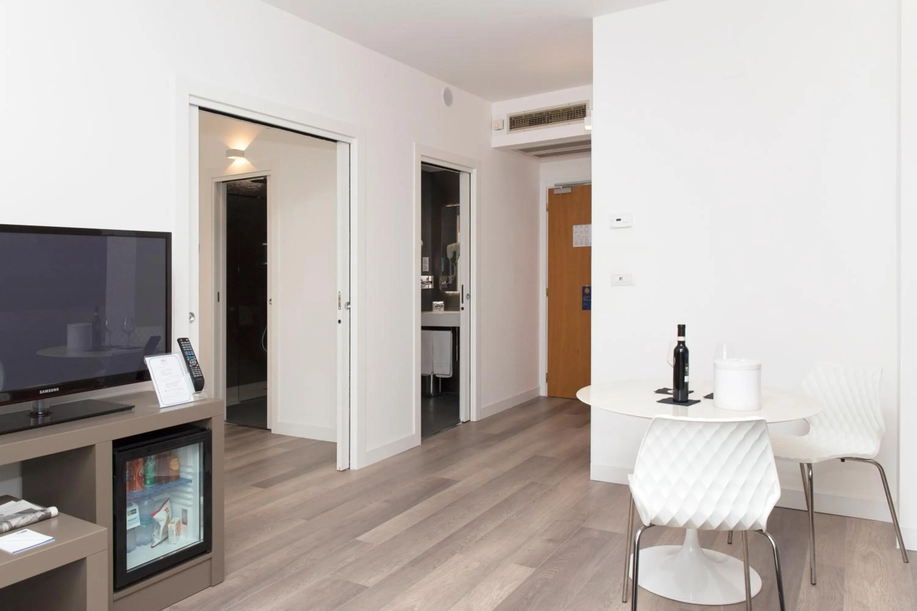 Communal lounge/ TV room in City Hotel & Suites