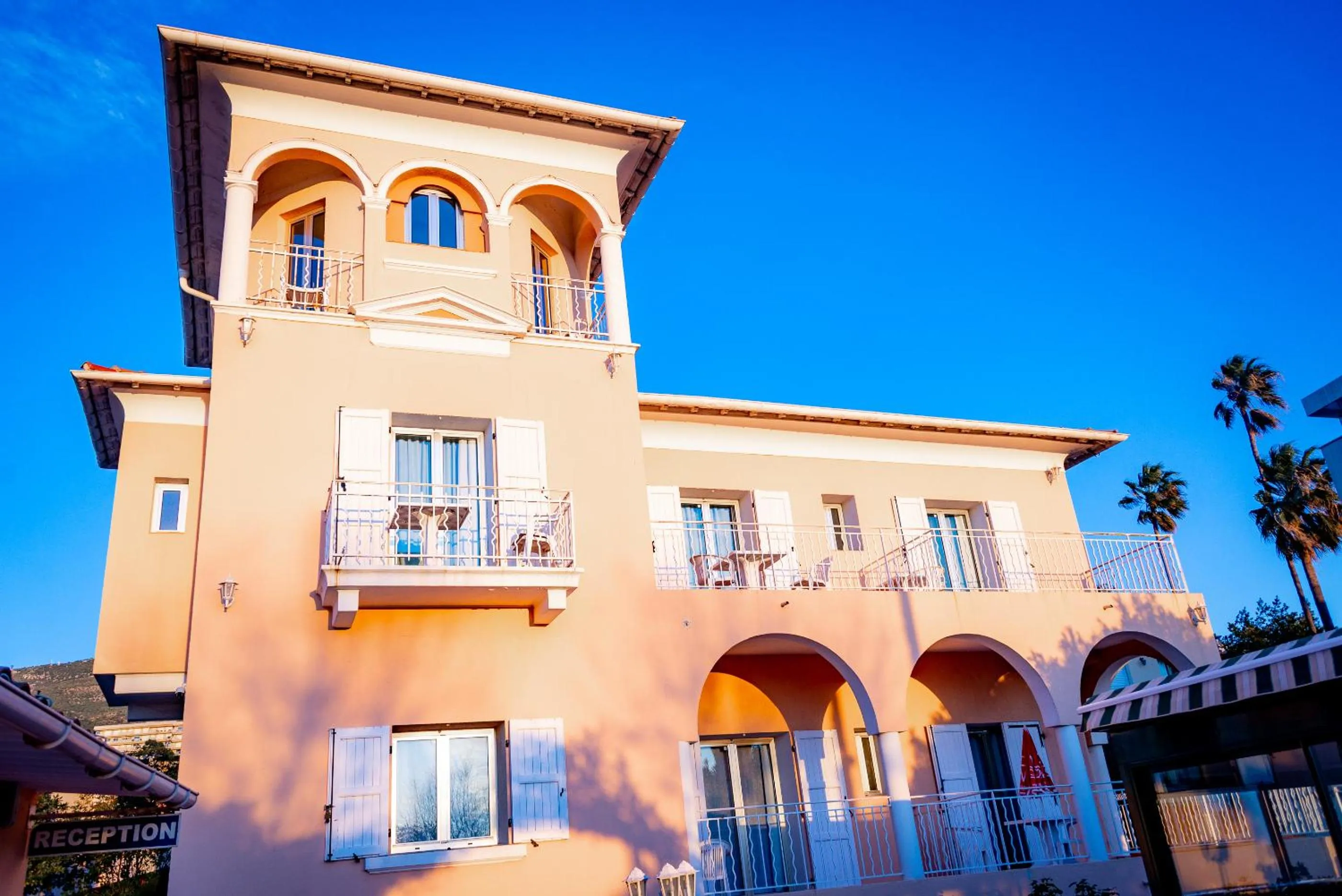 Hotel et Appartements Reine D'Azur