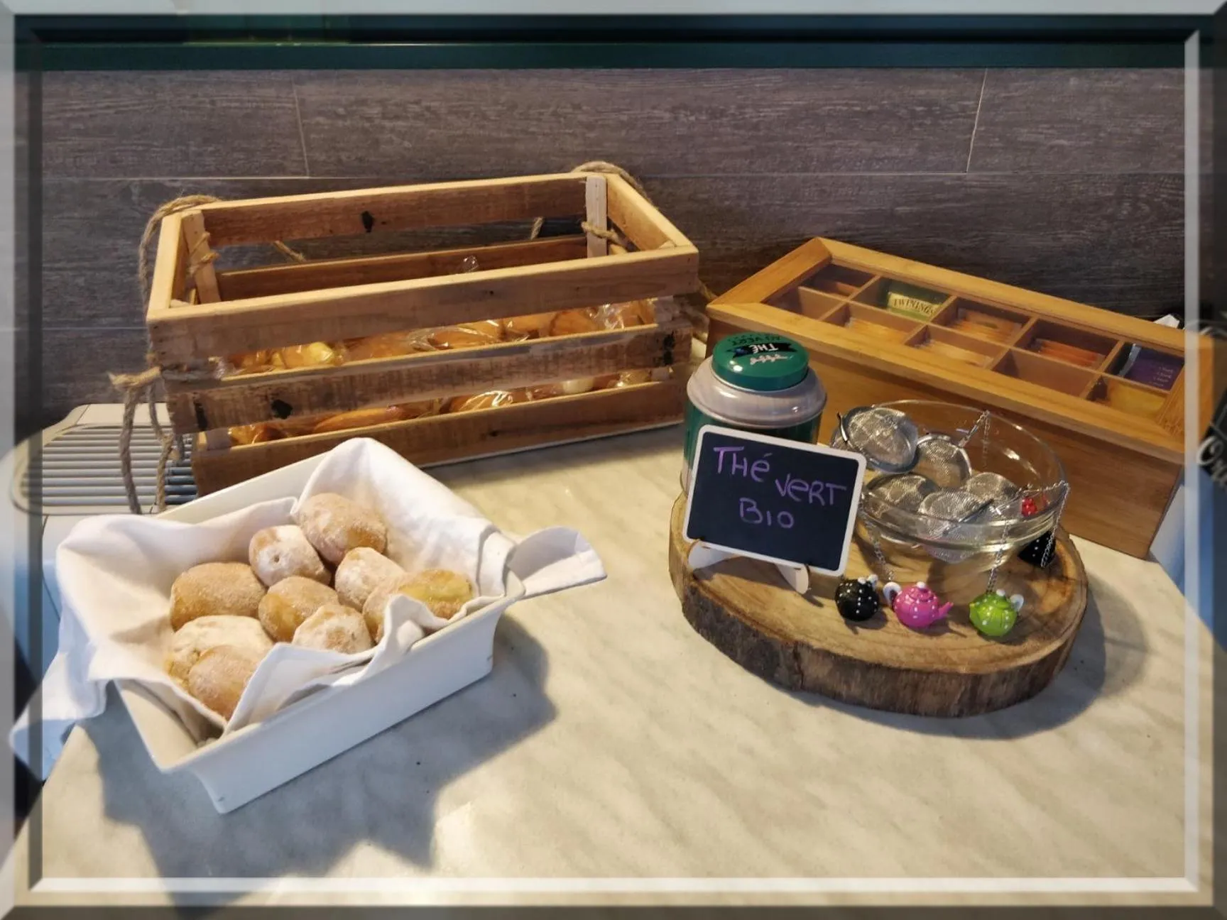 Buffet breakfast in Hotel et Appartements Reine D'Azur