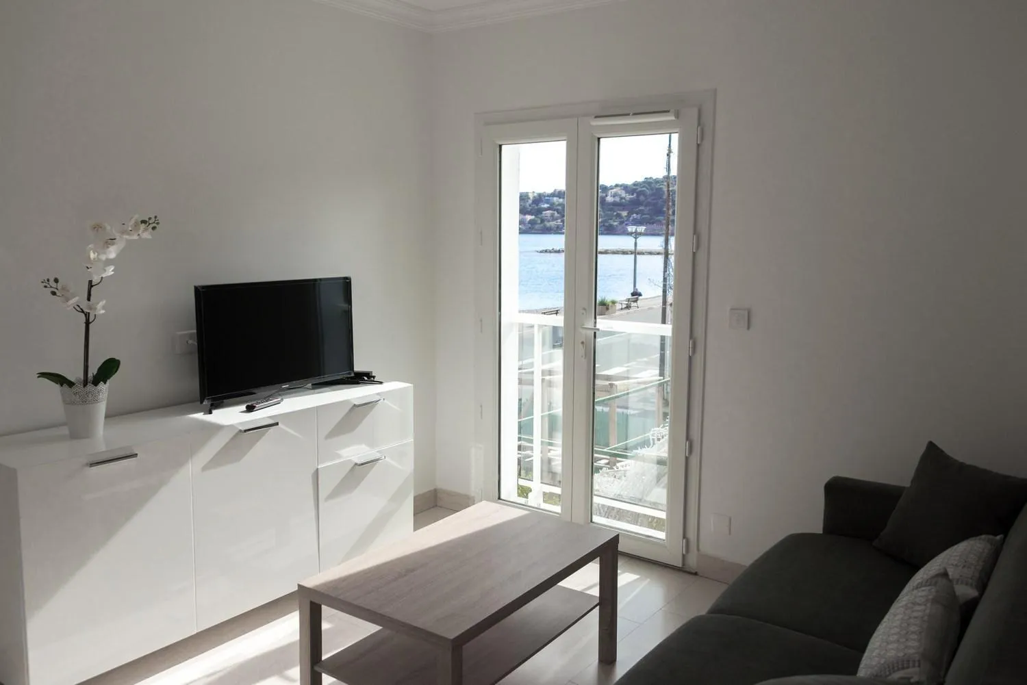 Studio with Side Sea View in Hotel et Appartements Reine D'Azur