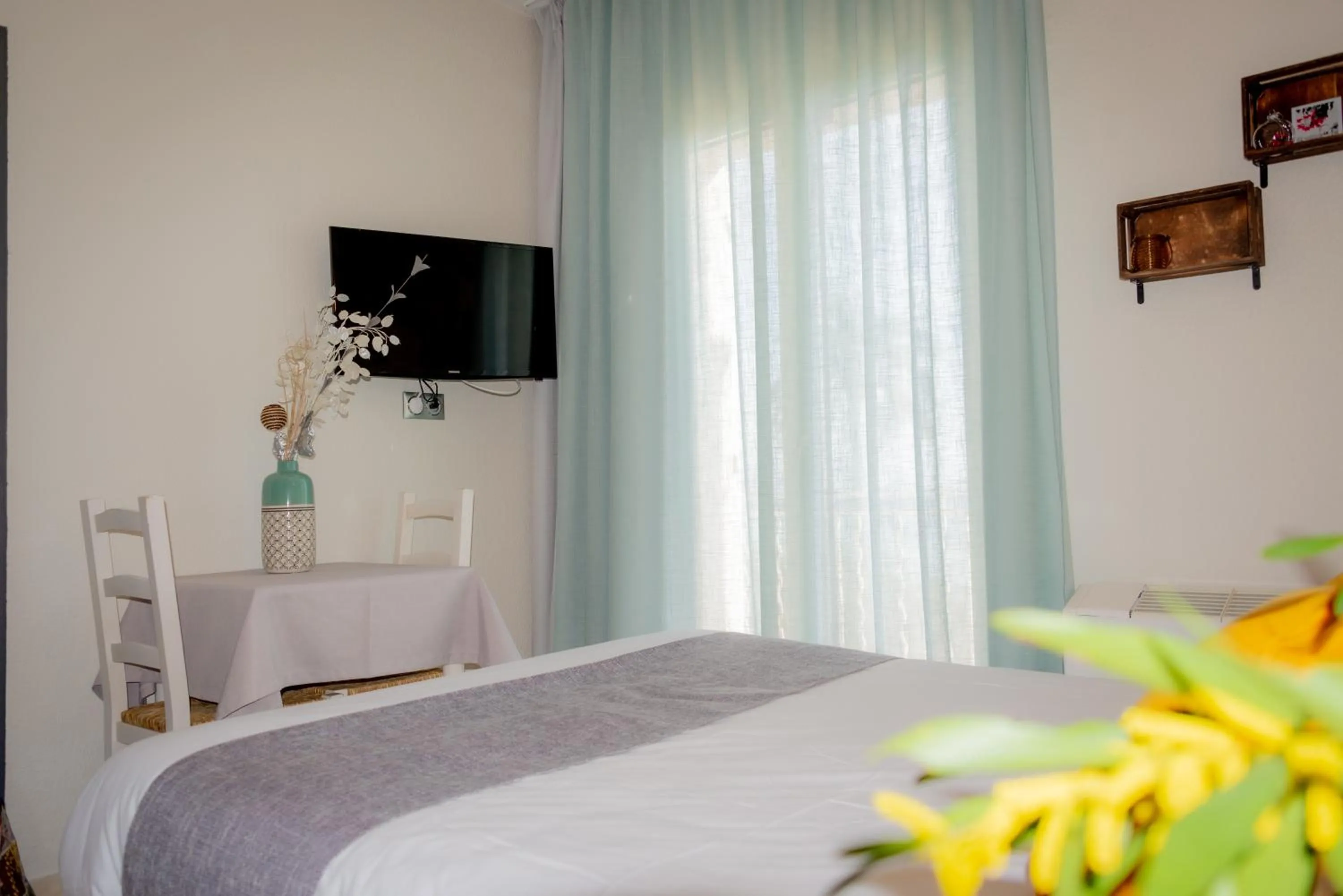 Photo of the whole room, Bed in Hotel et Appartements Reine D'Azur