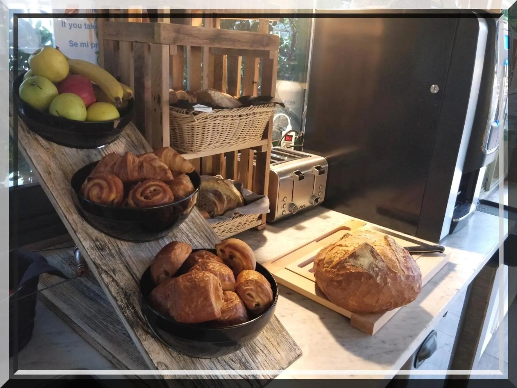 Buffet breakfast in Hotel et Appartements Reine D'Azur