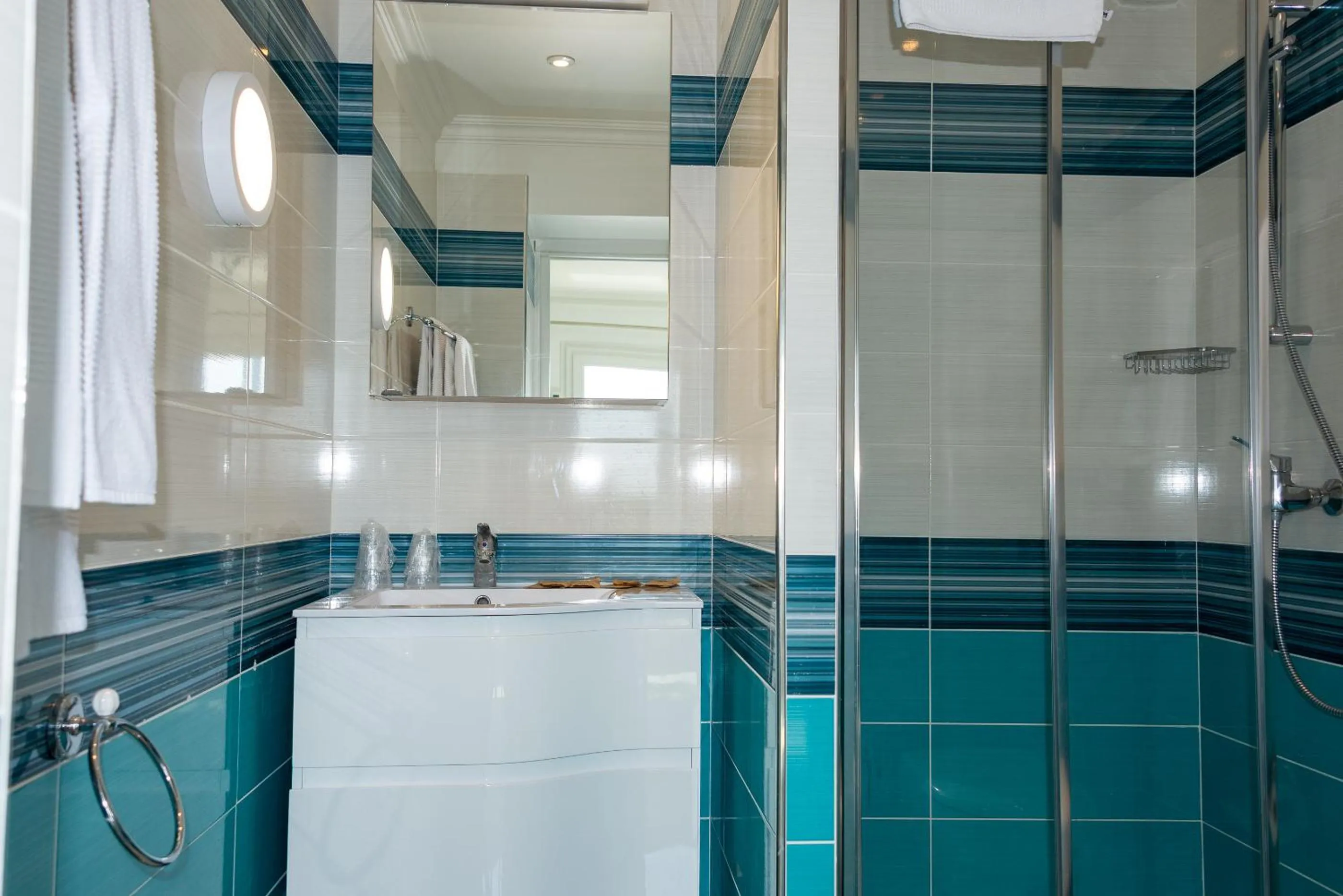Bathroom in Hotel et Appartements Reine D'Azur