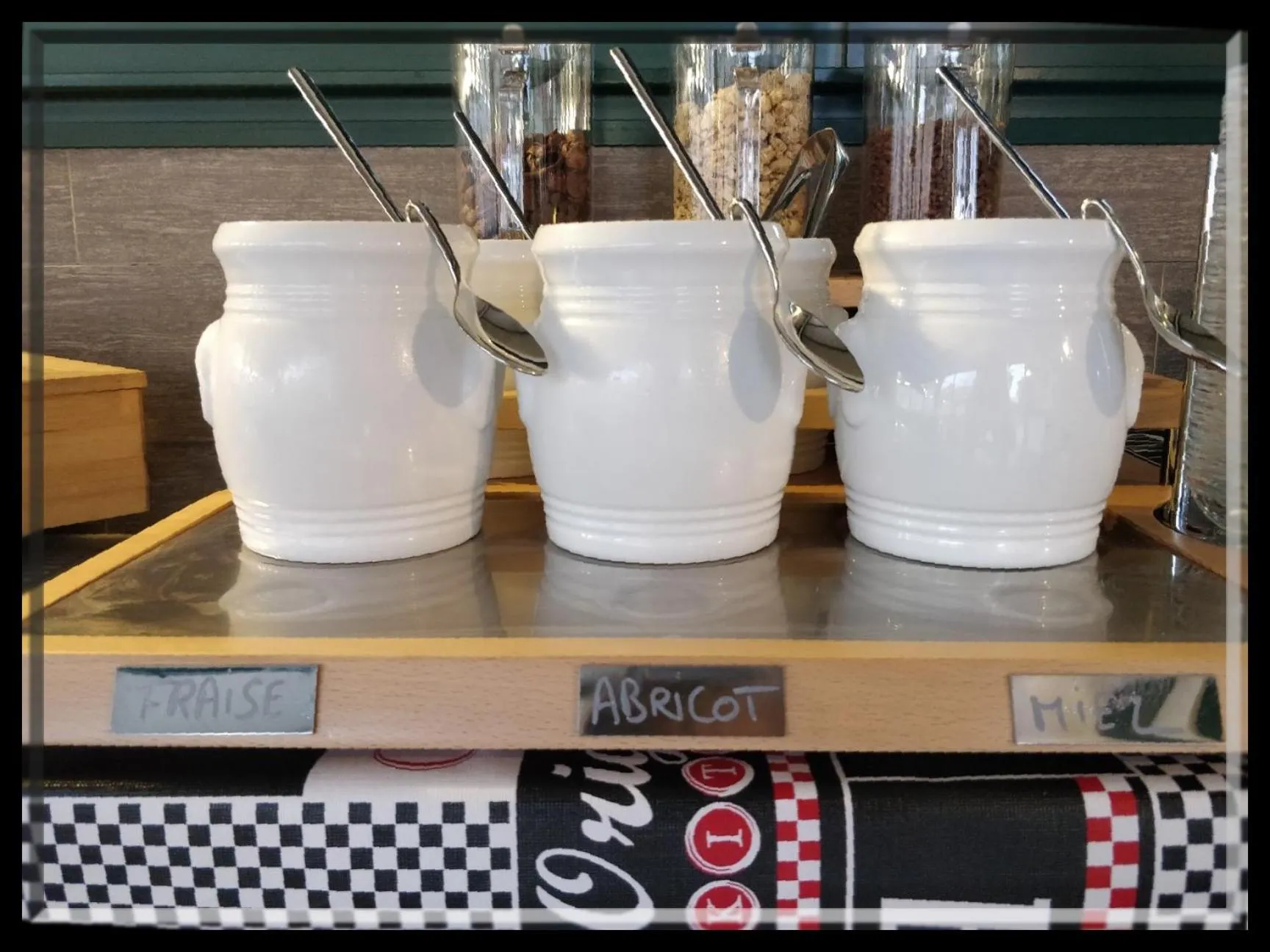 Buffet breakfast in Hotel et Appartements Reine D'Azur