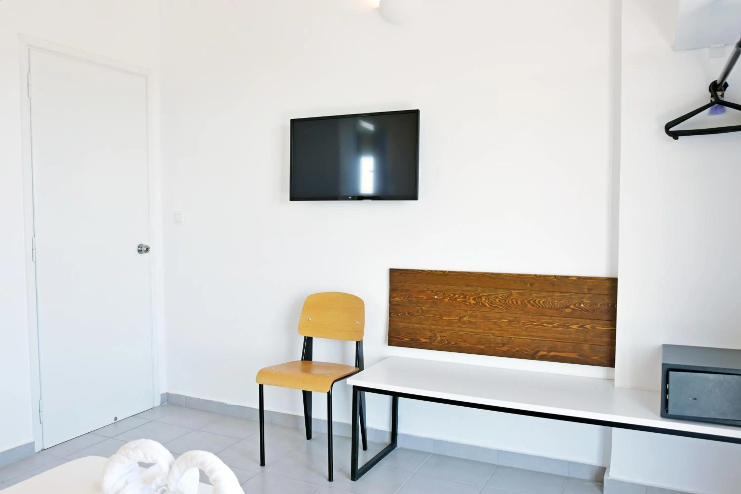 TV and multimedia in Hillside Studios & Apartments