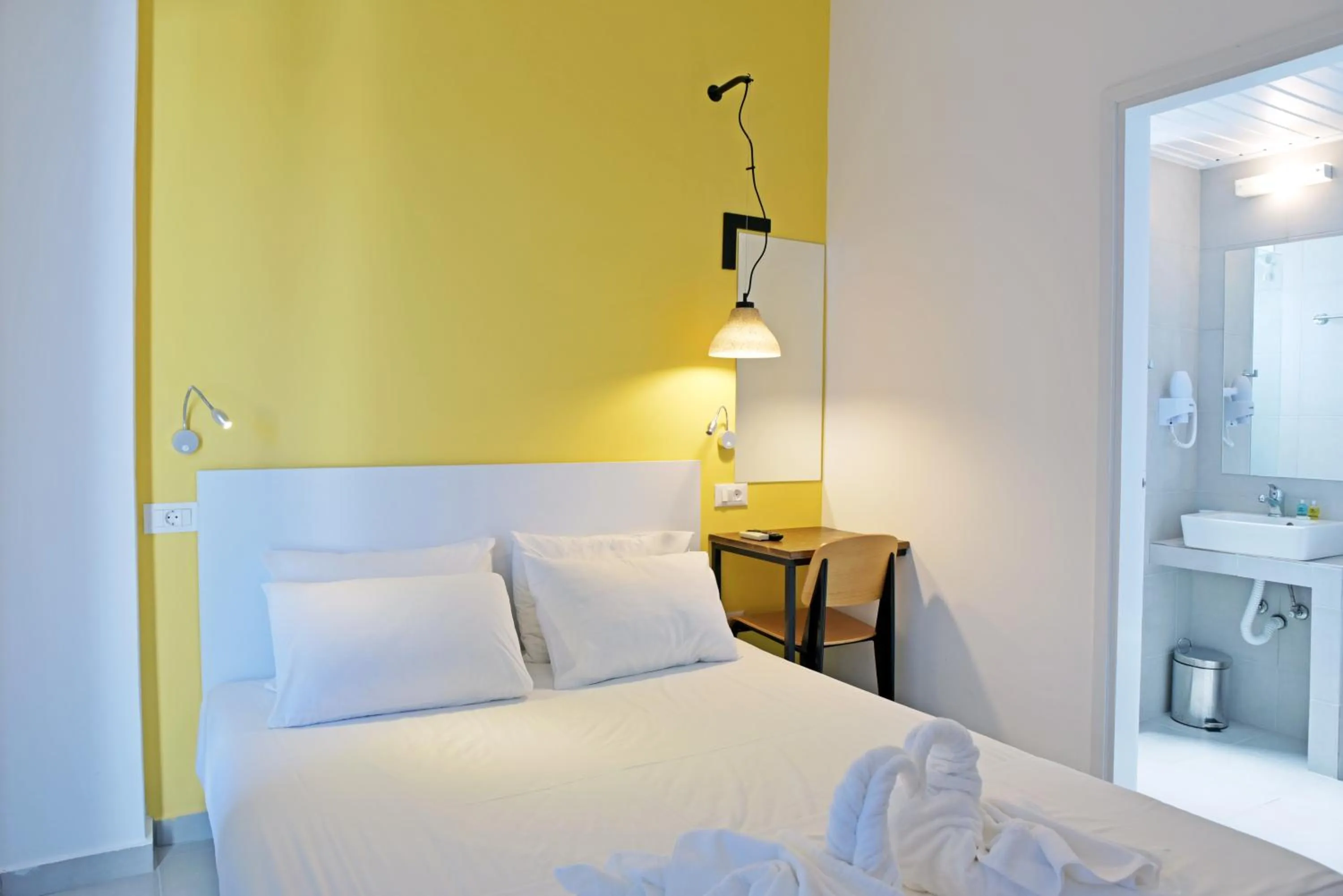 Shower, Bed in Hillside Studios & Apartments