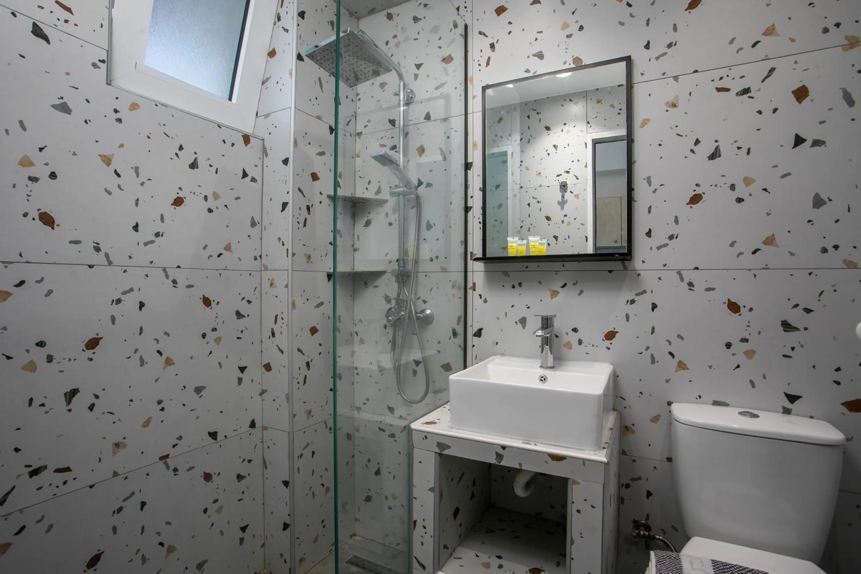 Shower in Hillside Studios & Apartments