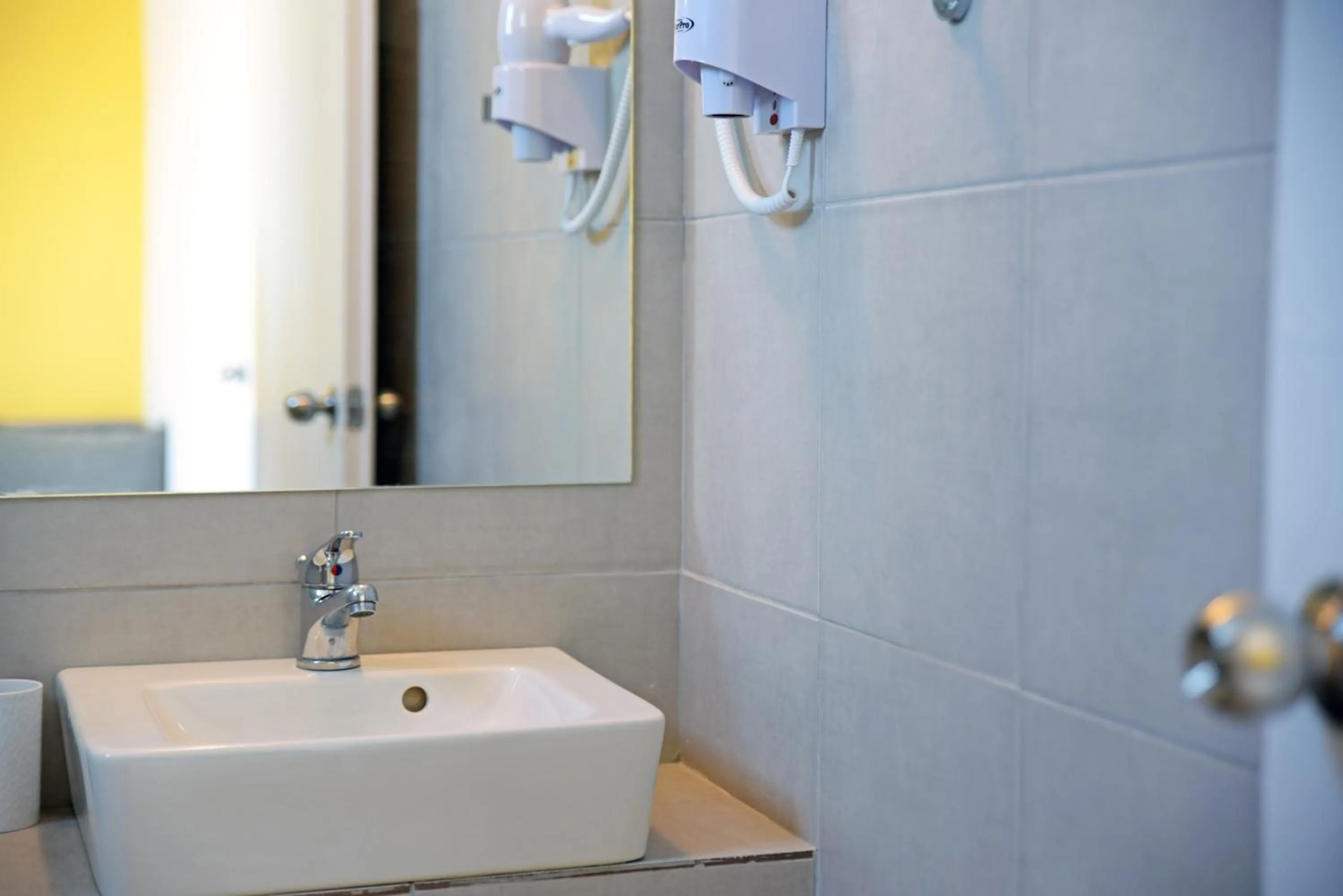 Bathroom in Hillside Studios & Apartments