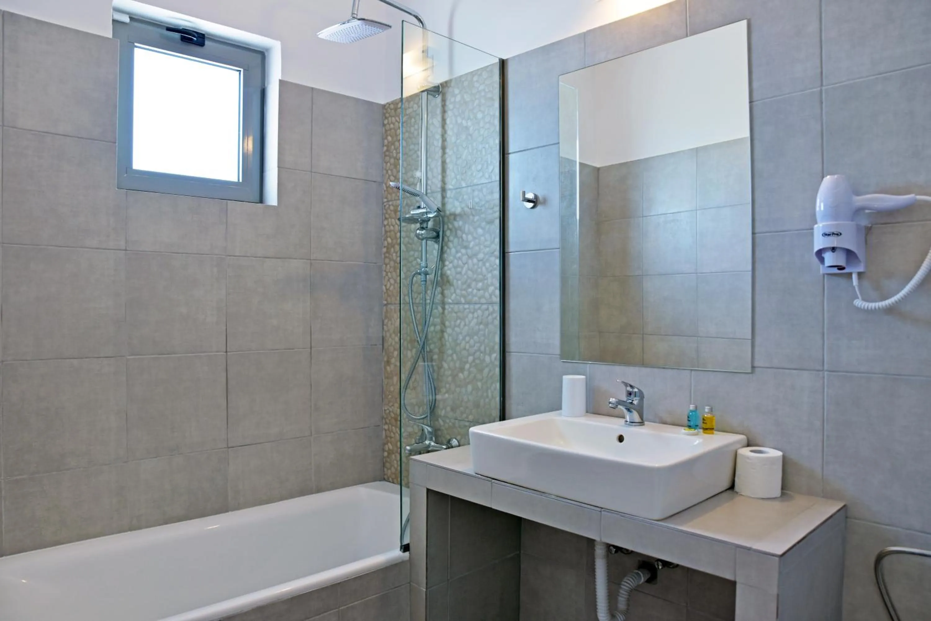 Shower in Hillside Studios & Apartments