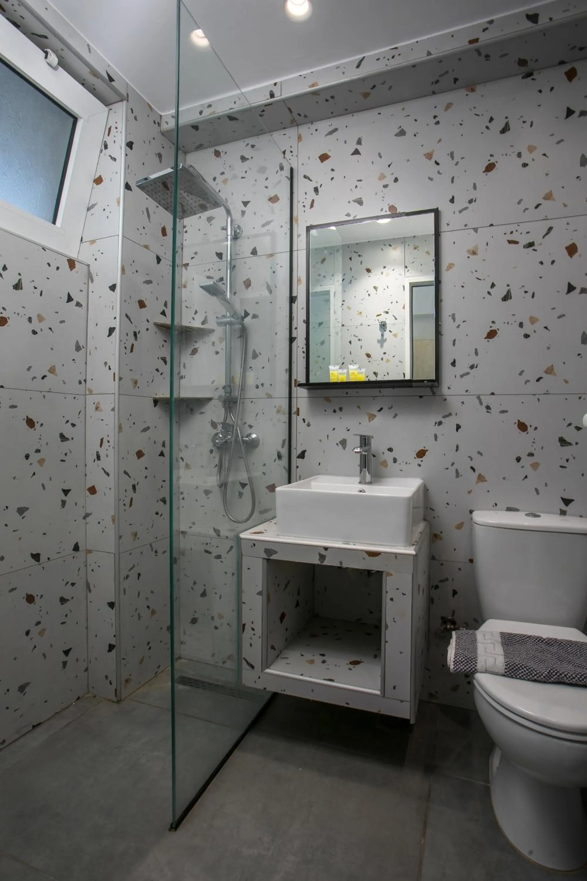 Shower in Hillside Studios & Apartments