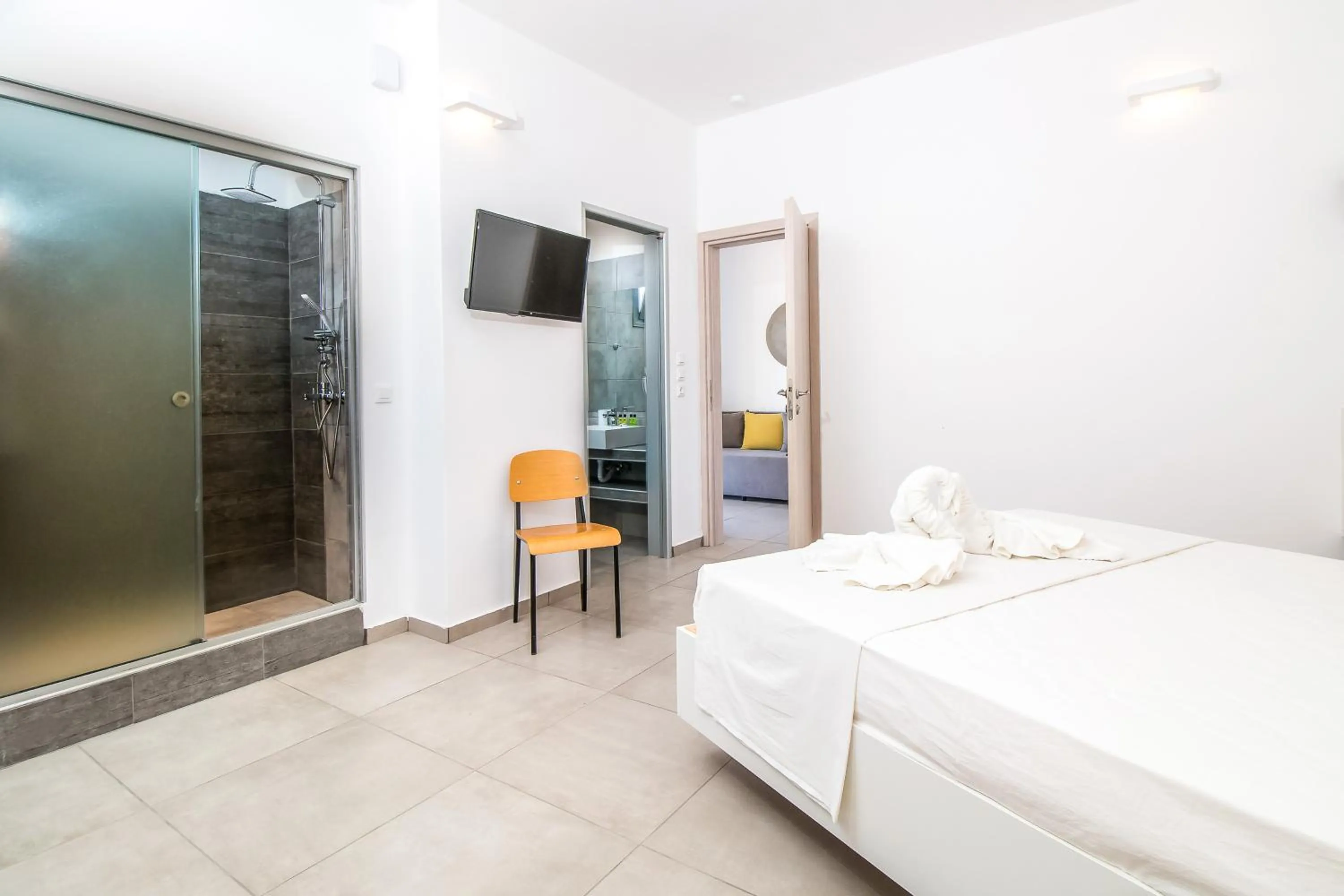 Shower, Bed in Hillside Studios & Apartments