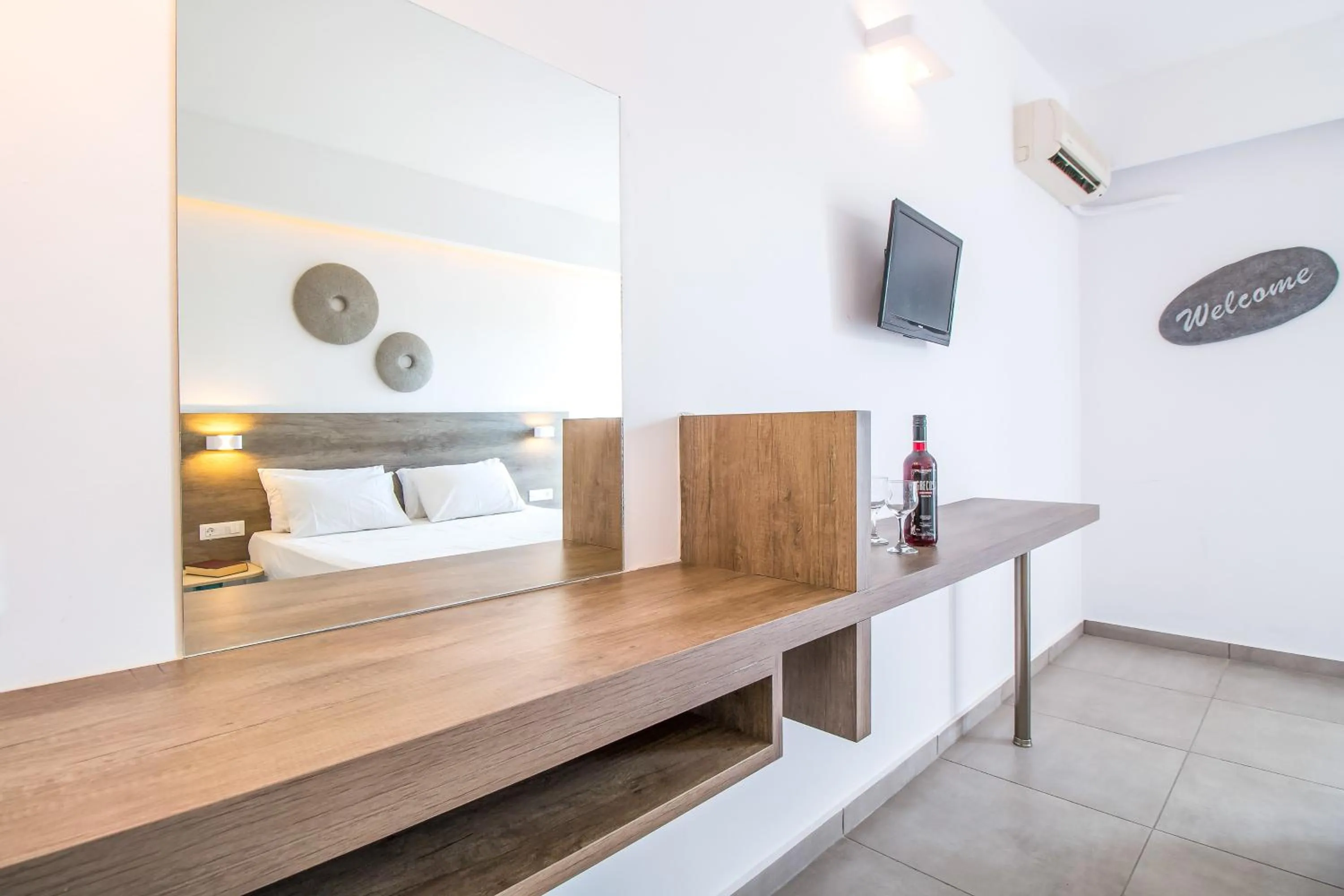 Decorative detail, Bed in Hillside Studios & Apartments