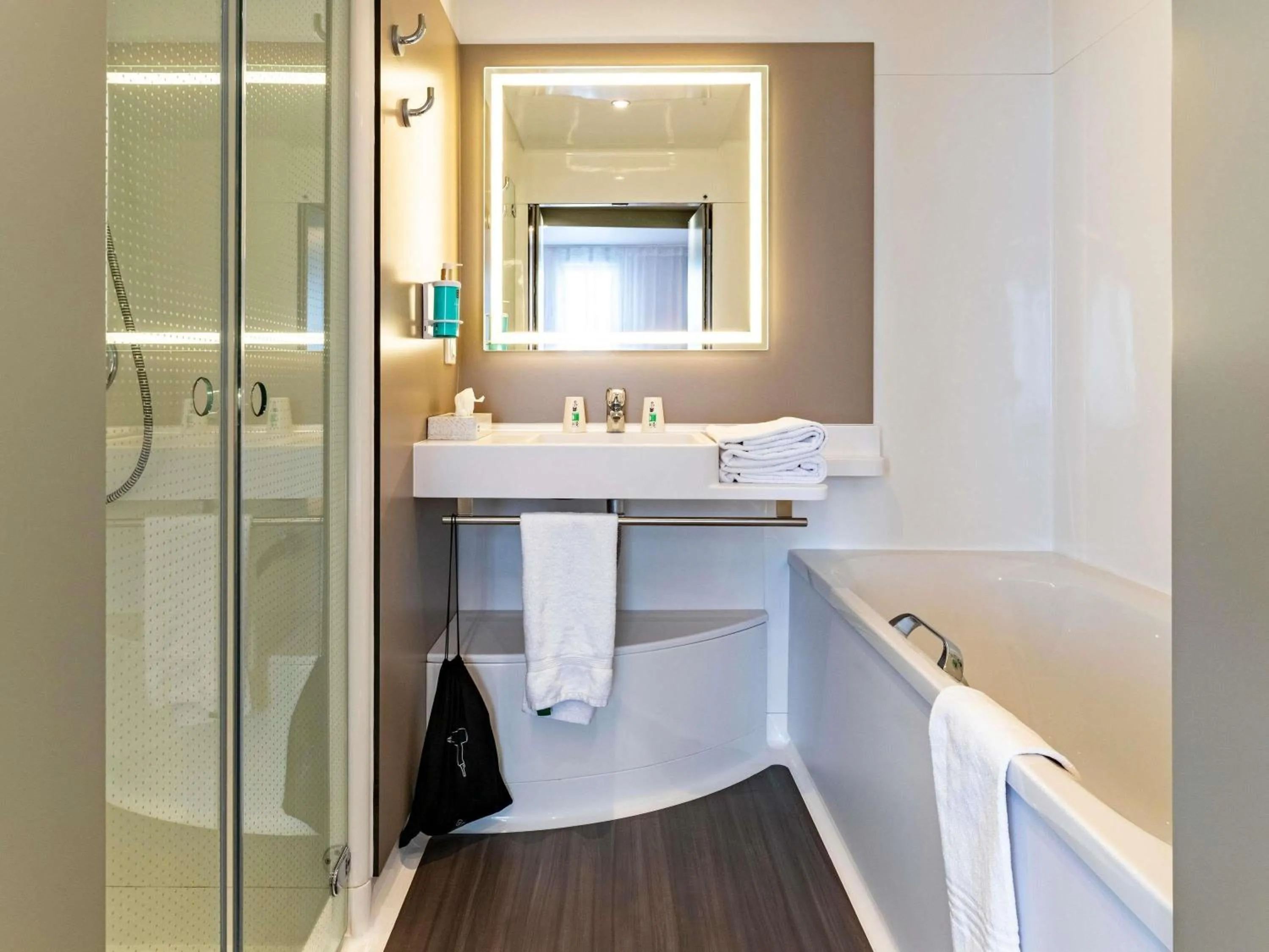 Shower in Novotel Suites Reims Centre