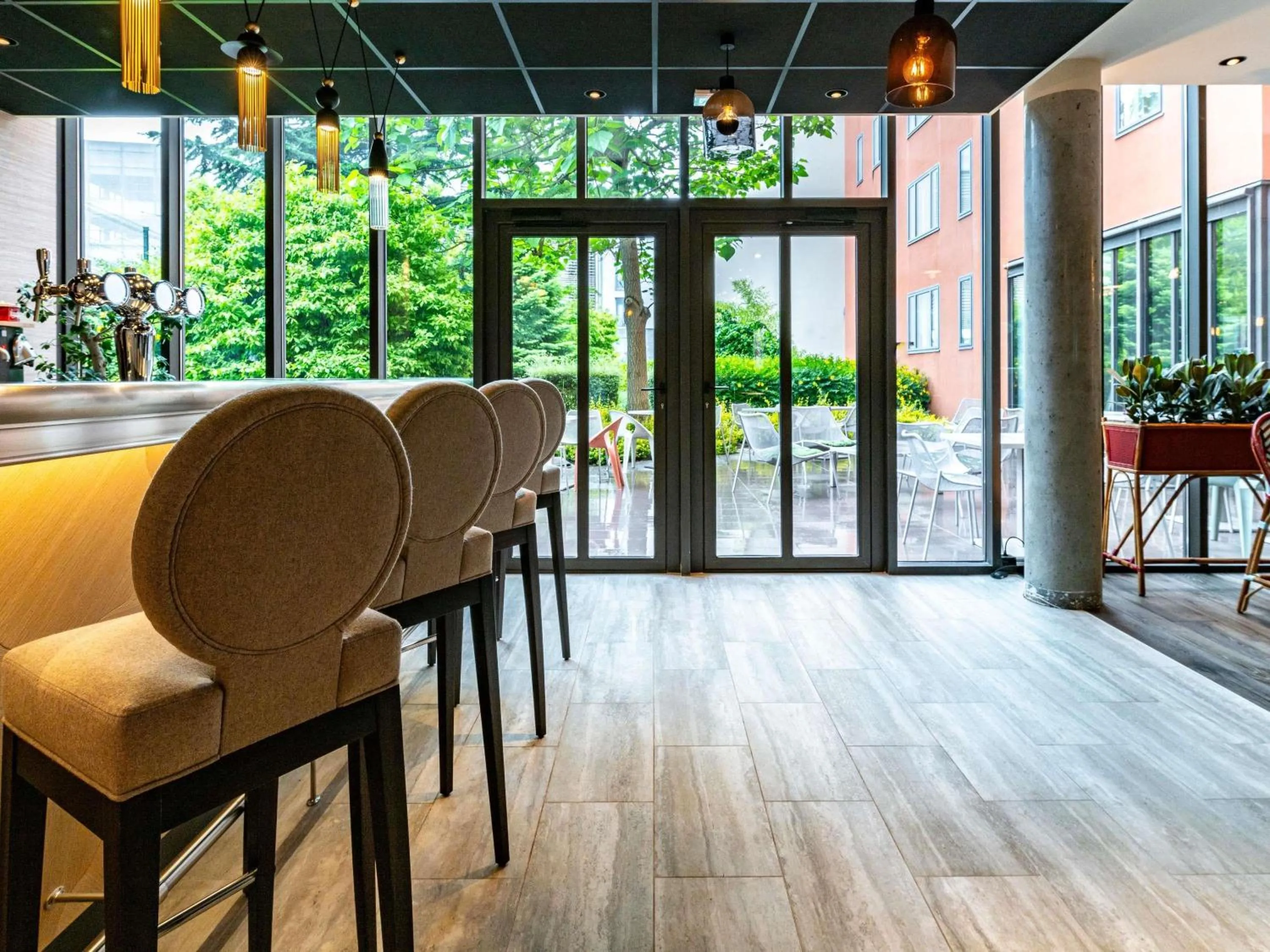 Lounge or bar in Novotel Suites Reims Centre