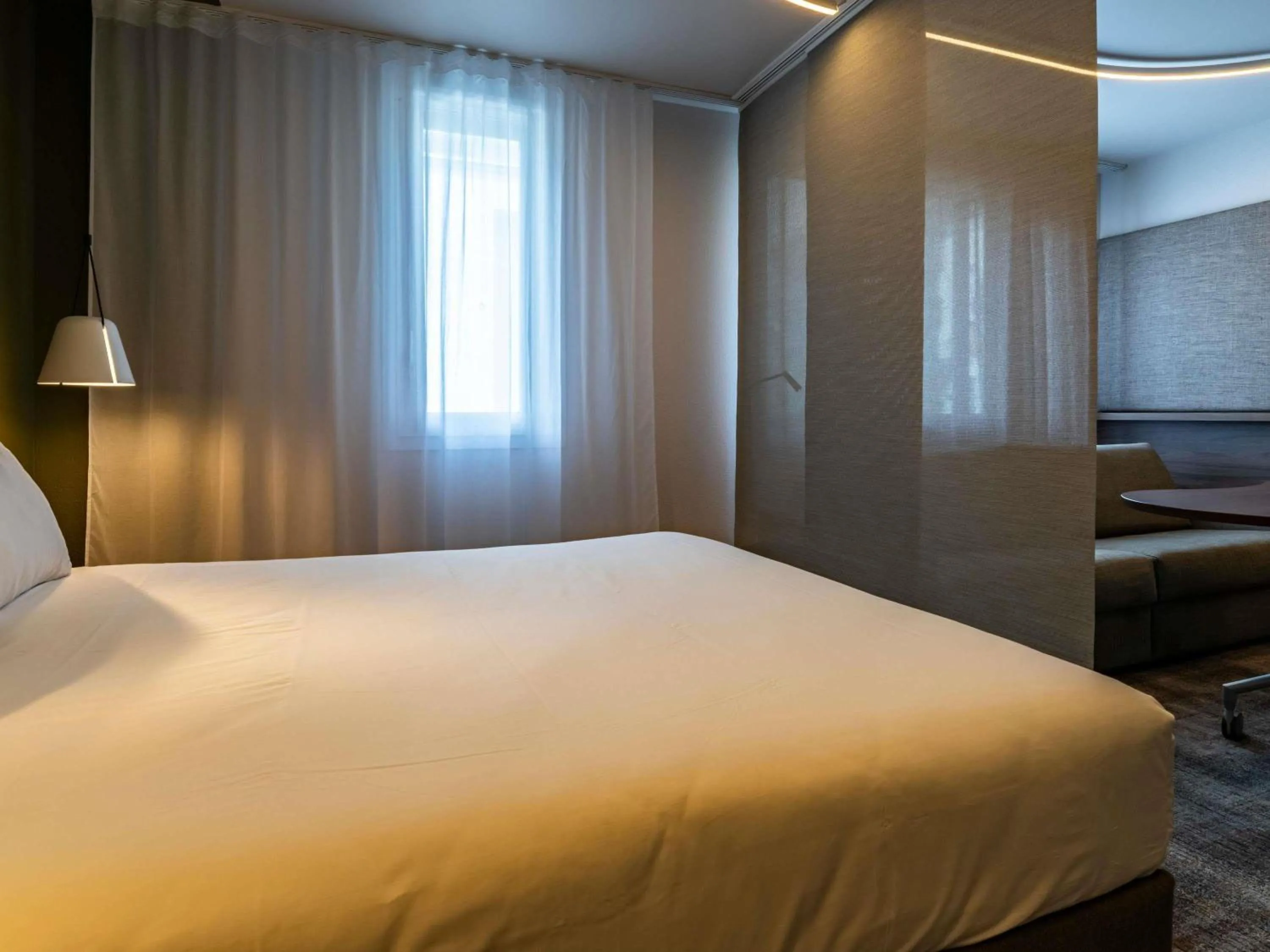 Bed in Novotel Suites Reims Centre