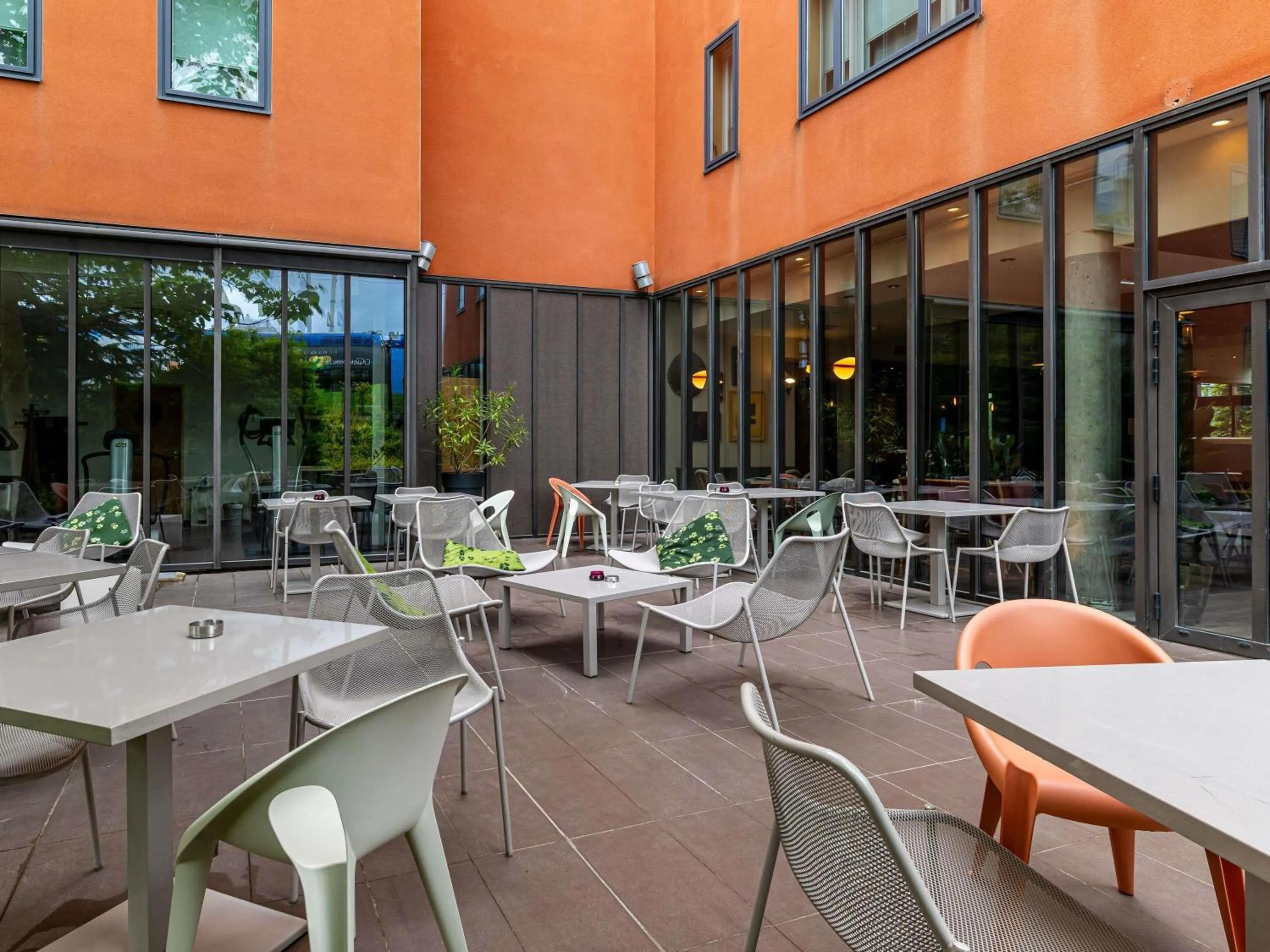 Lounge or bar in Novotel Suites Reims Centre