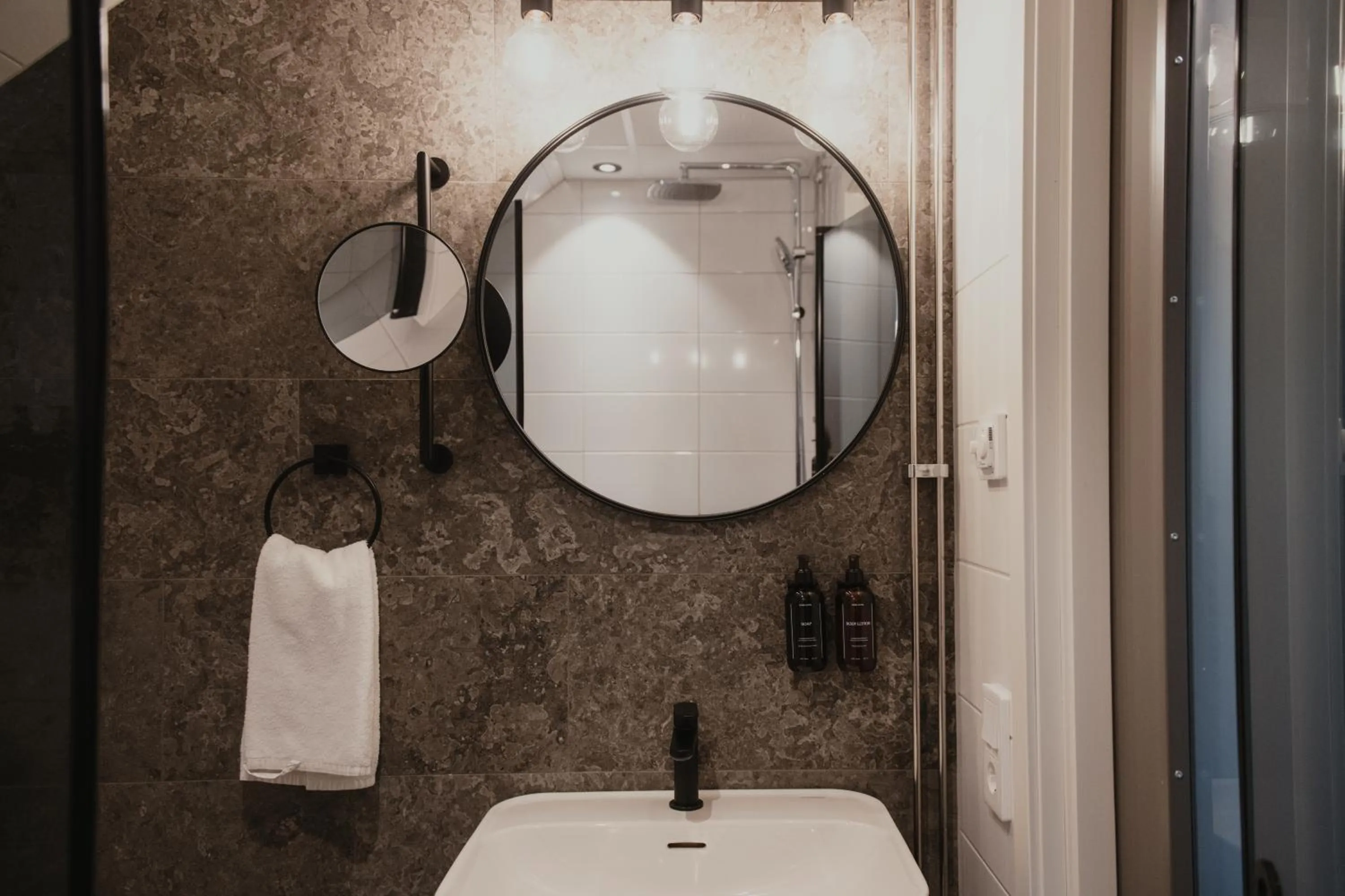 Bathroom in Home Hotel Cardinal