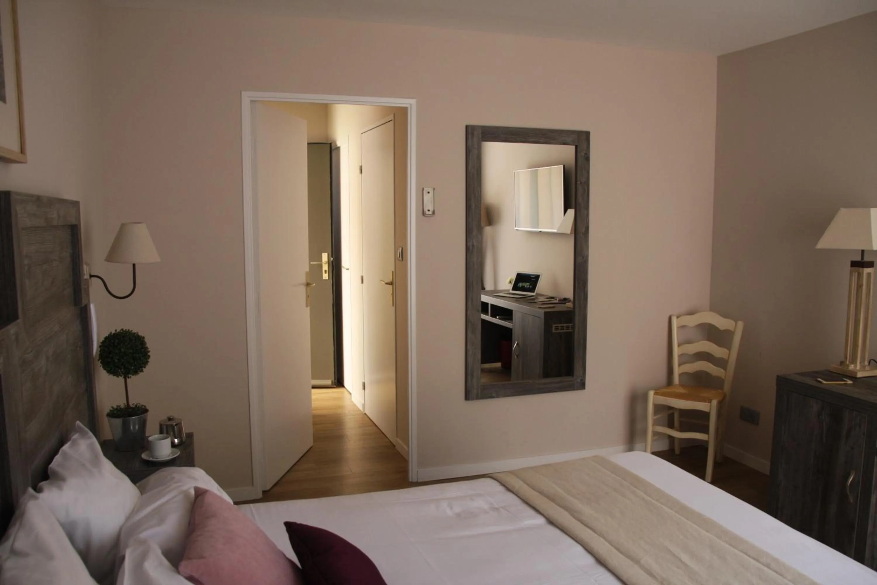 Photo of the whole room, Bed in Le Concorde