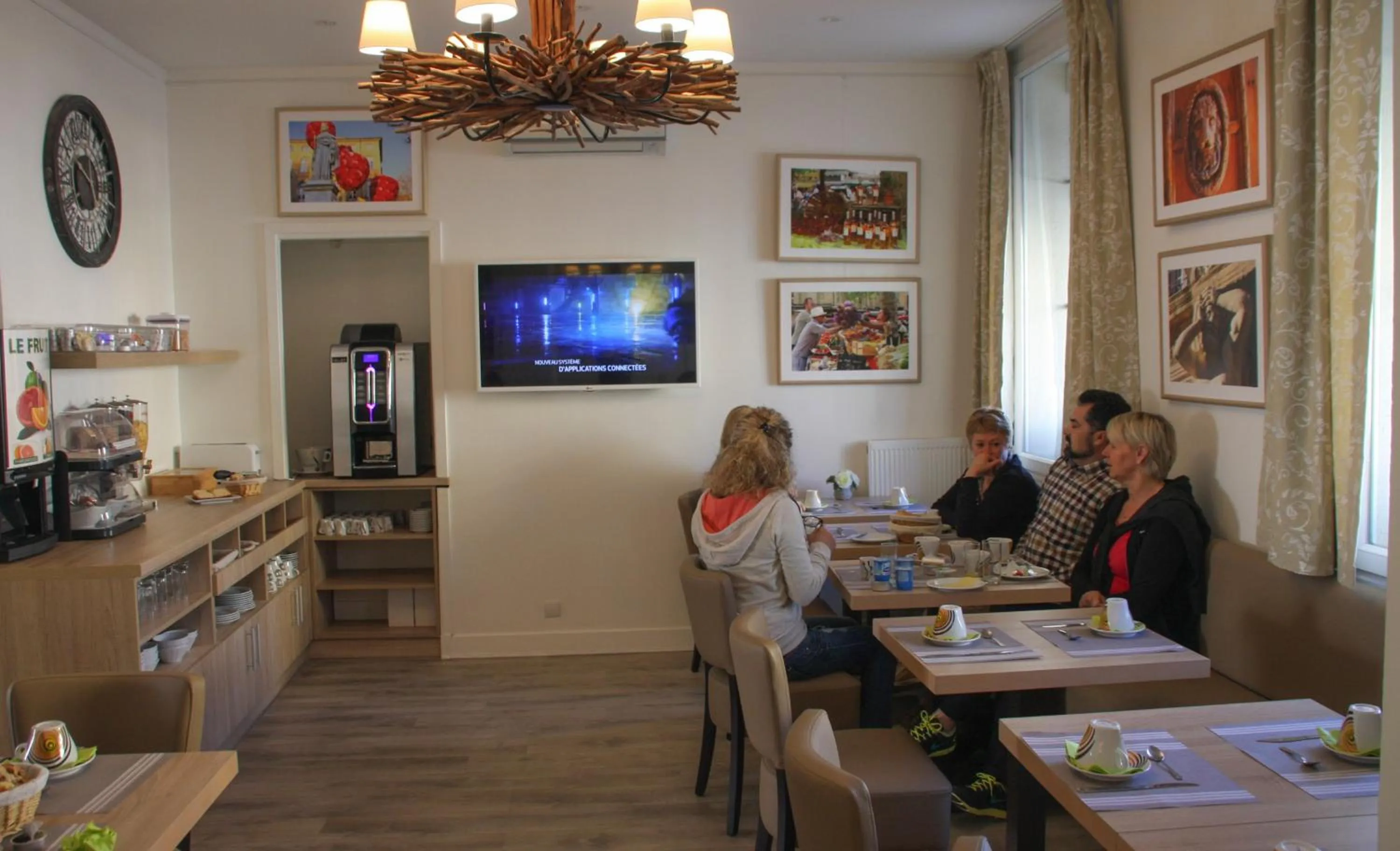 Restaurant/places to eat in Le Concorde