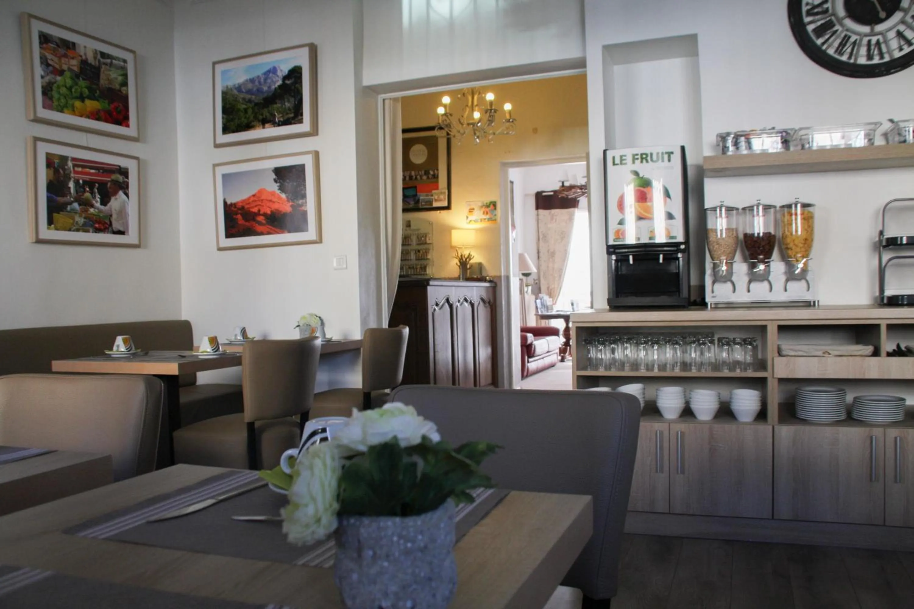 Restaurant/places to eat in Le Concorde