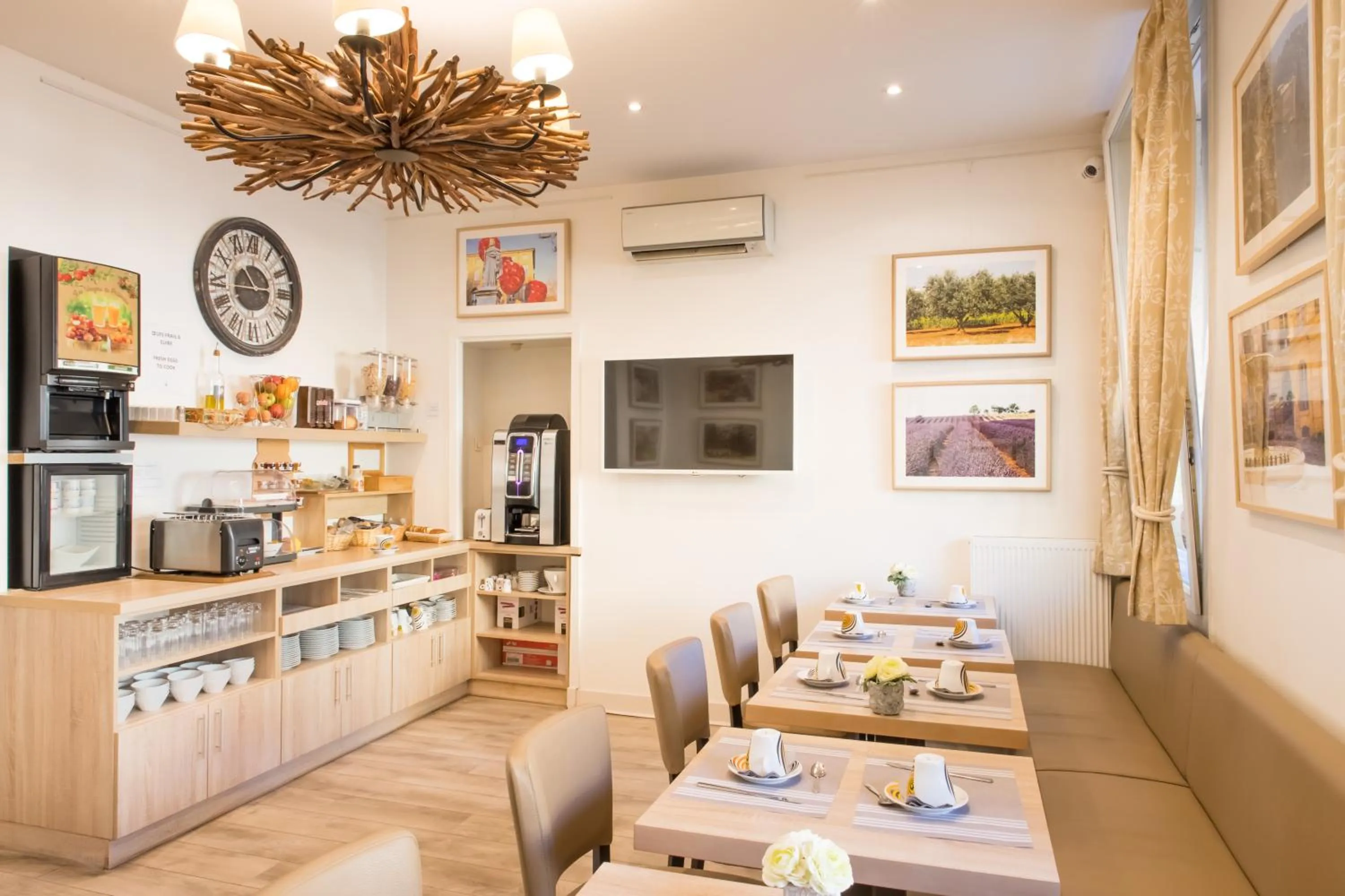 Restaurant/places to eat in Le Concorde