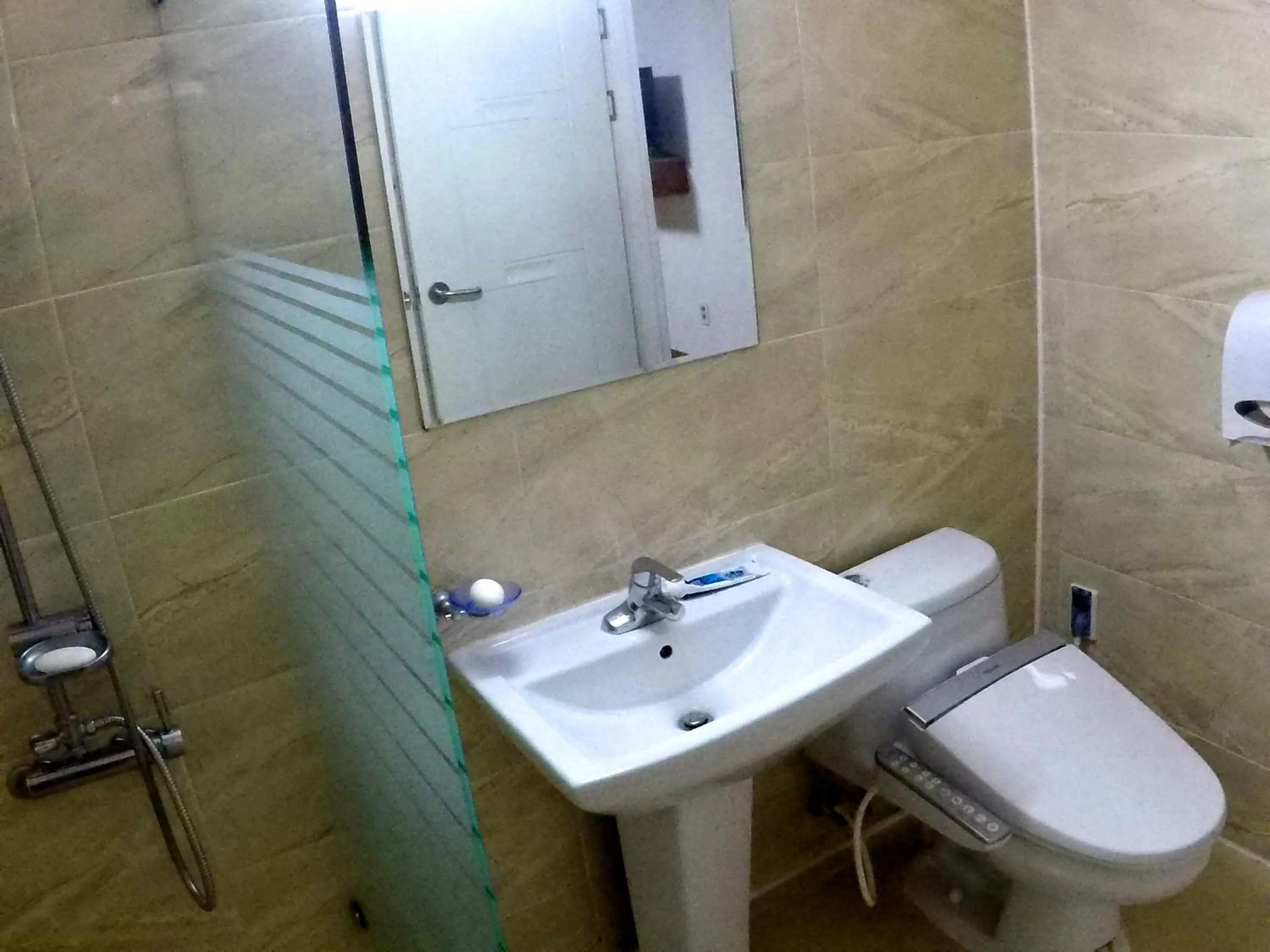 Bathroom in Busan Popcorn Hostel