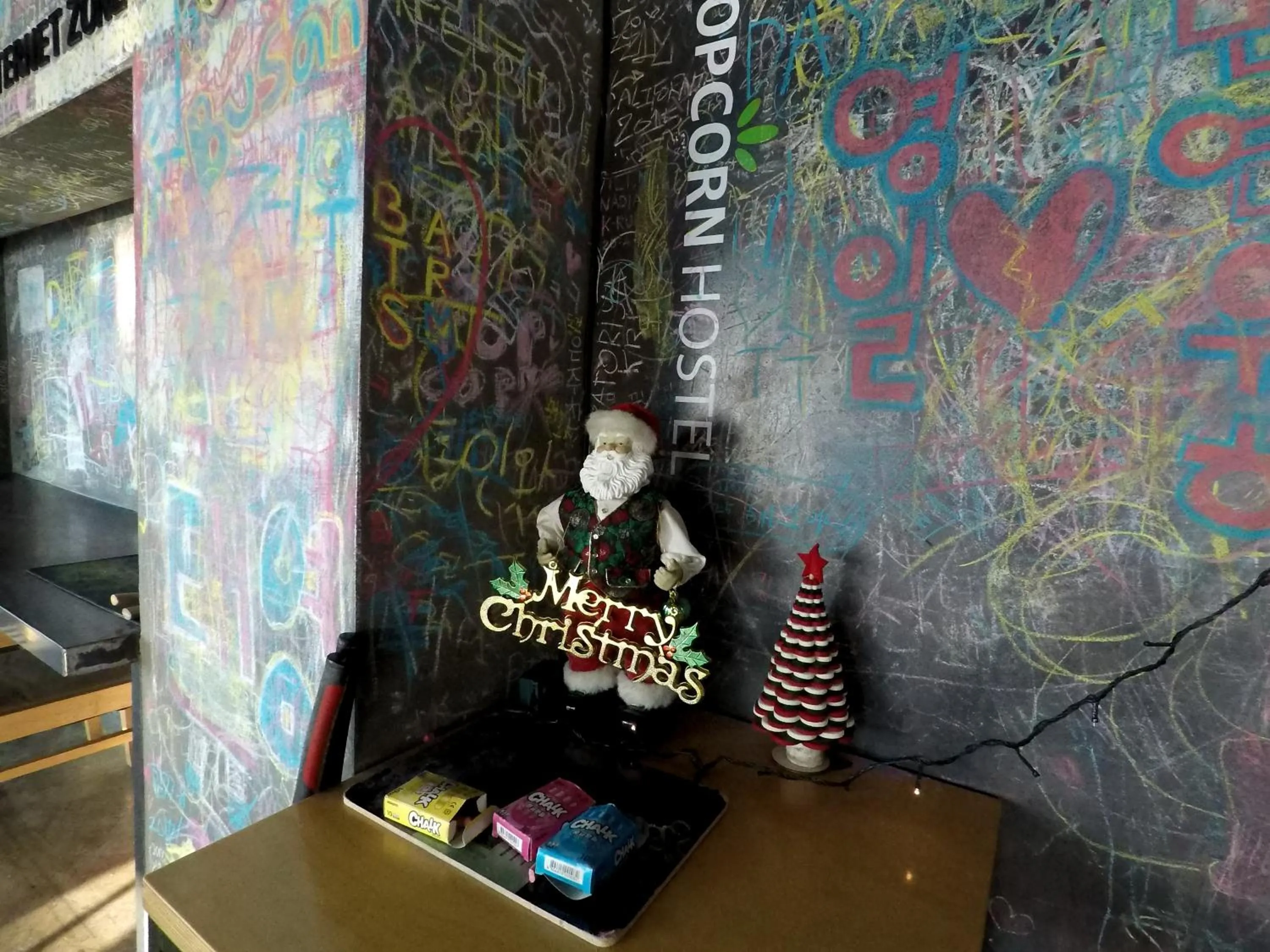 Communal lounge/ TV room in Busan Popcorn Hostel