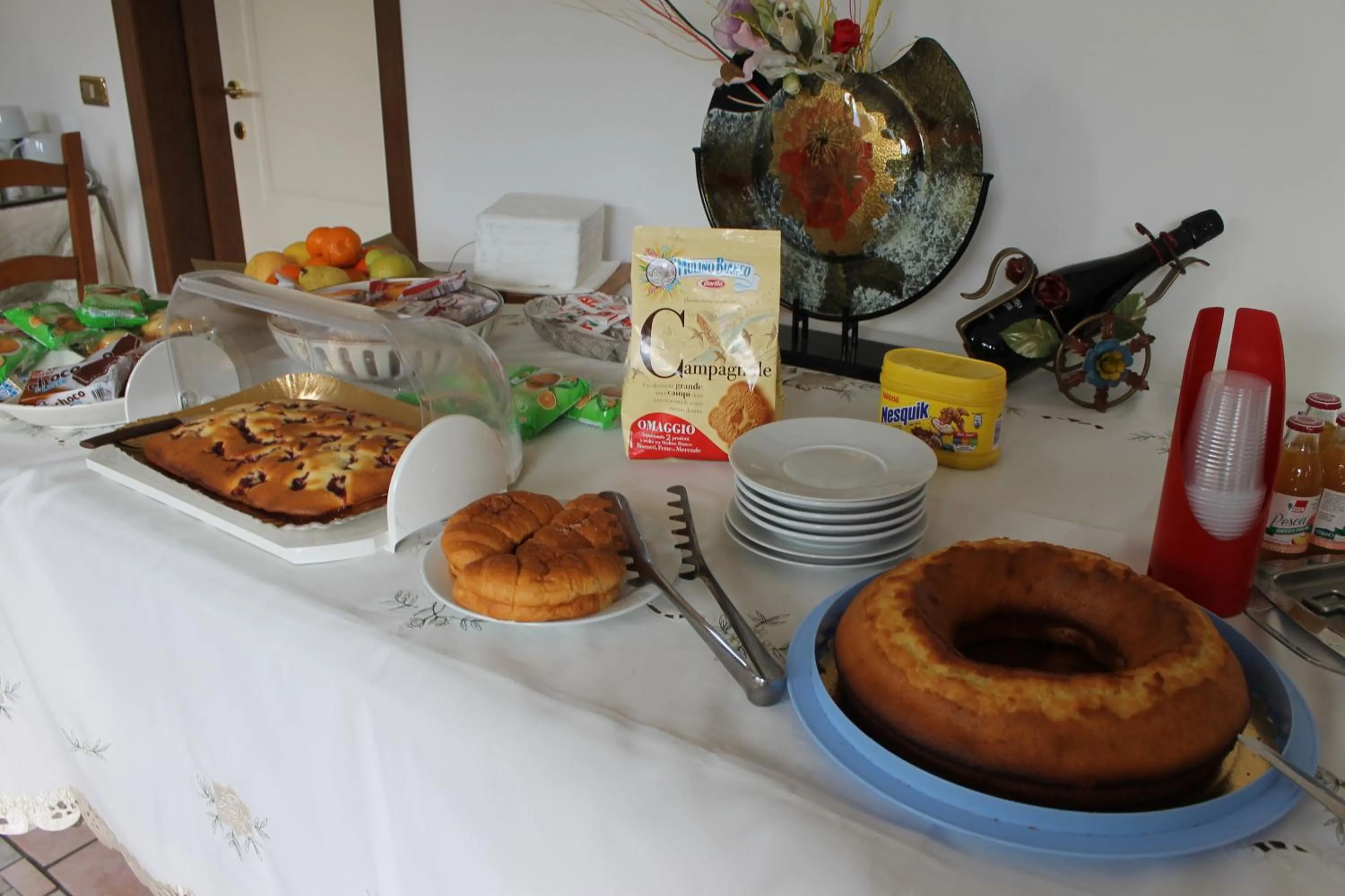 Buffet breakfast in Residence La Piscina