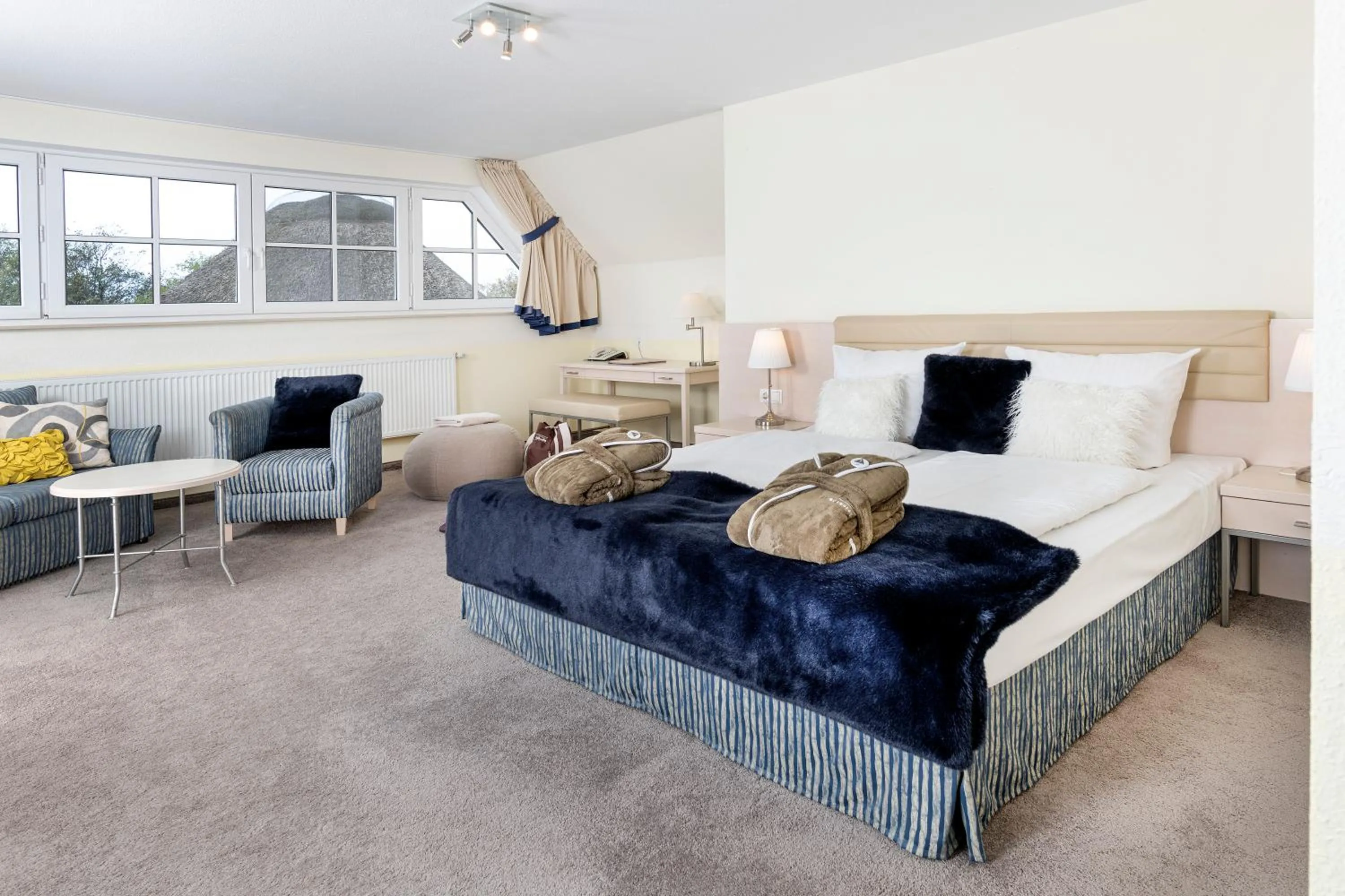 Photo of the whole room, Bed in Hotel und Spa Lundenbergsand