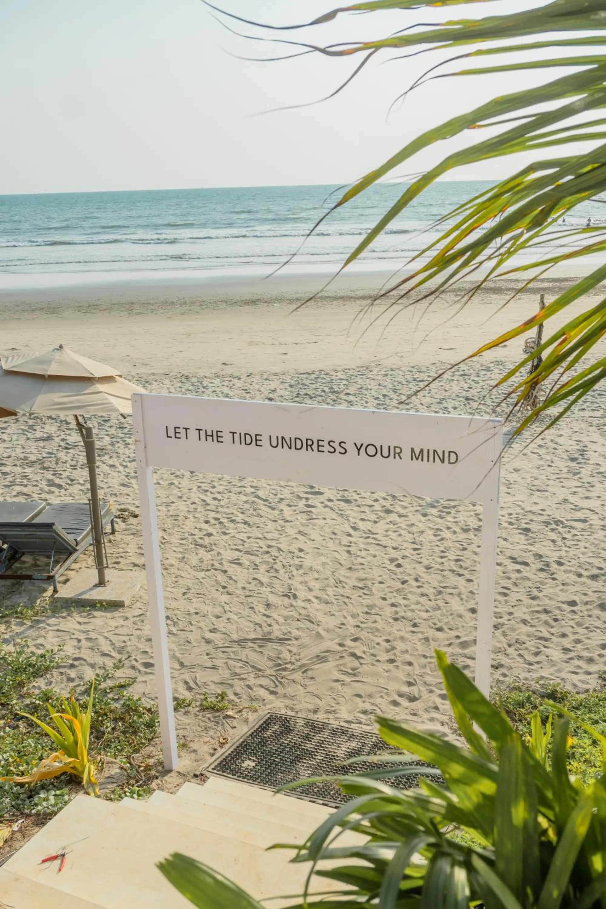 Restaurant/places to eat in Living Room Beach Resort