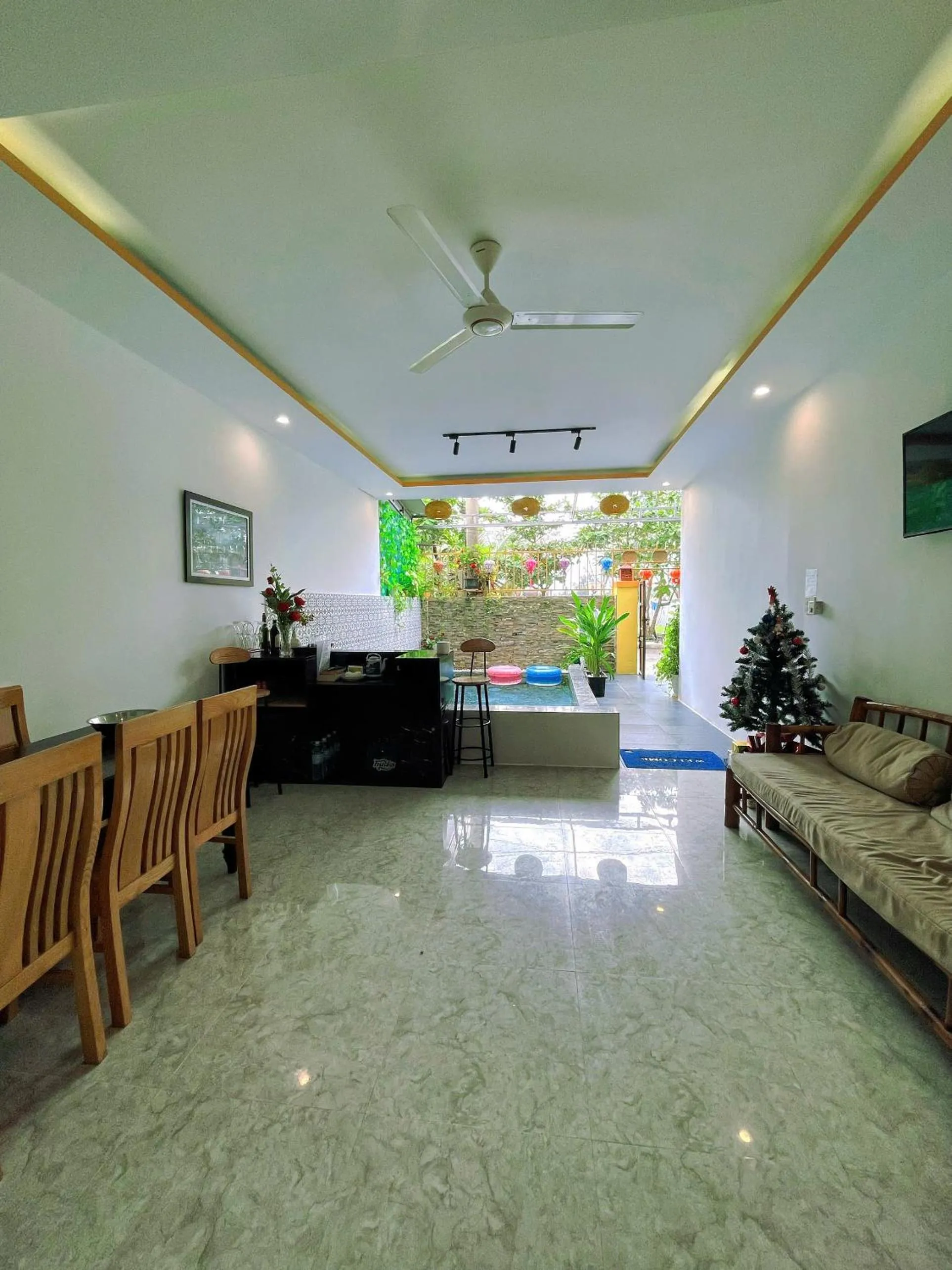 Communal lounge/ TV room in An Bang beach White Sand Sea Villa