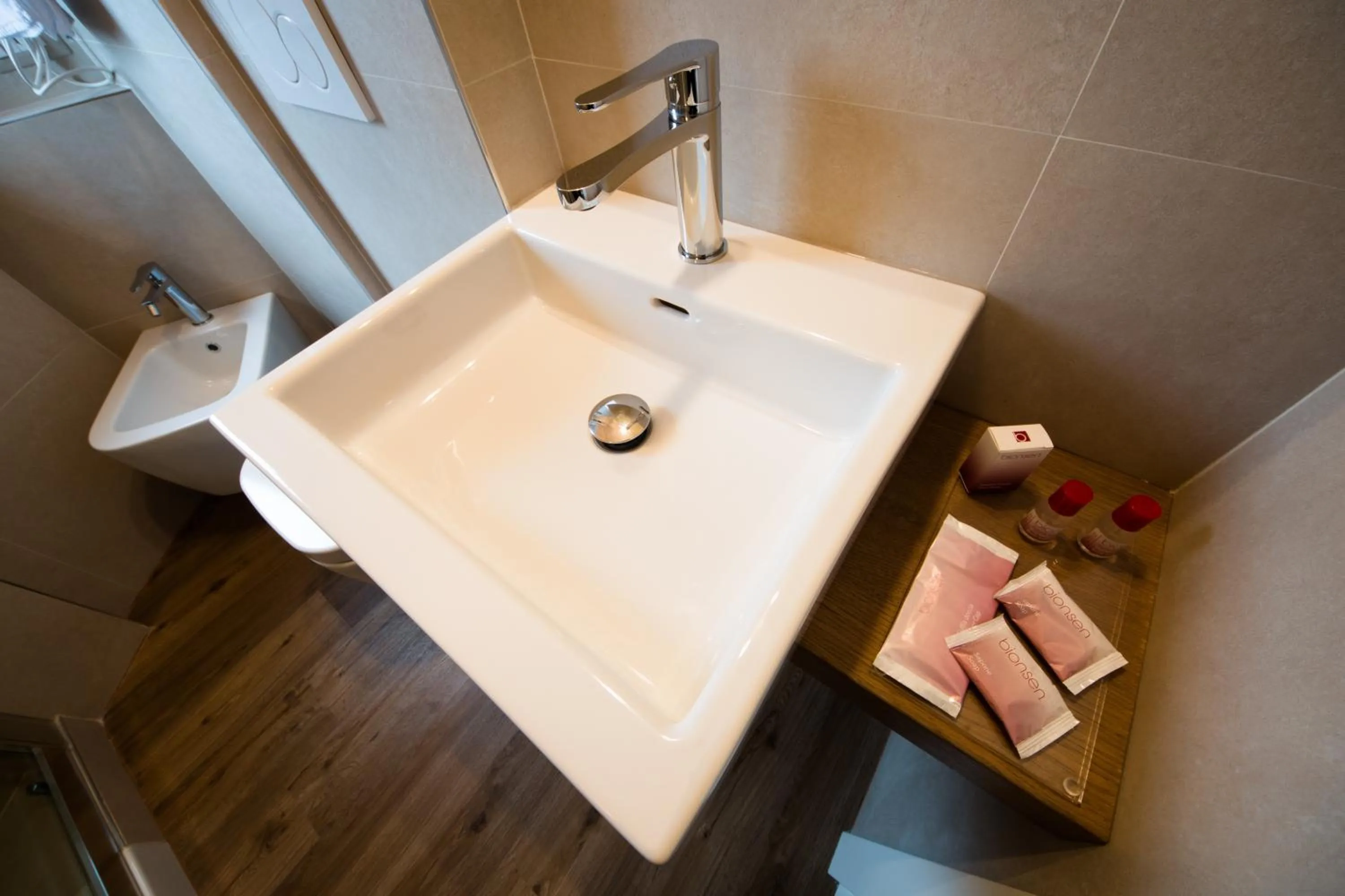 Bathroom in Hotel De La Ville depandance di Hotel Augustus