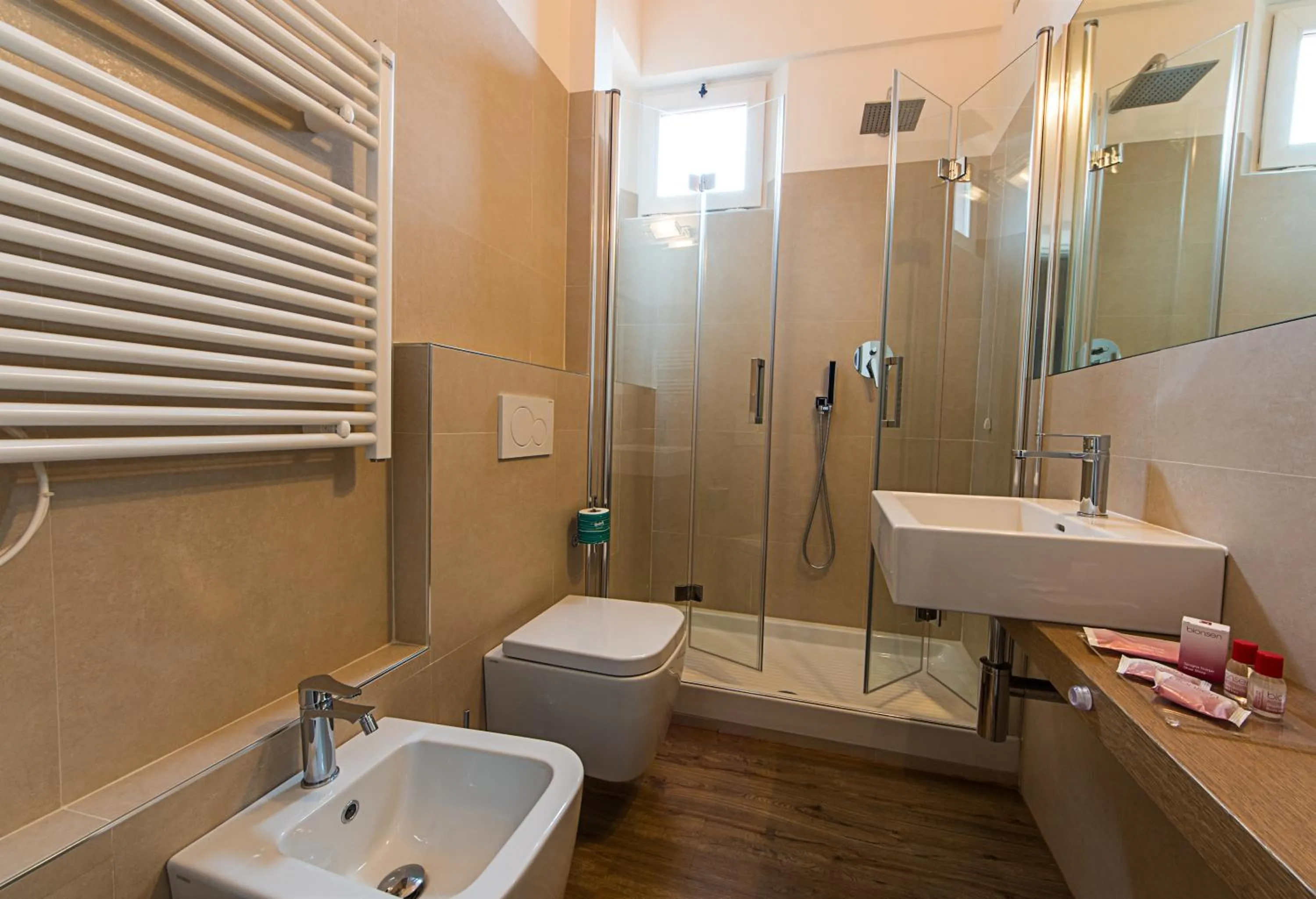 Bathroom in Hotel De La Ville depandance di Hotel Augustus