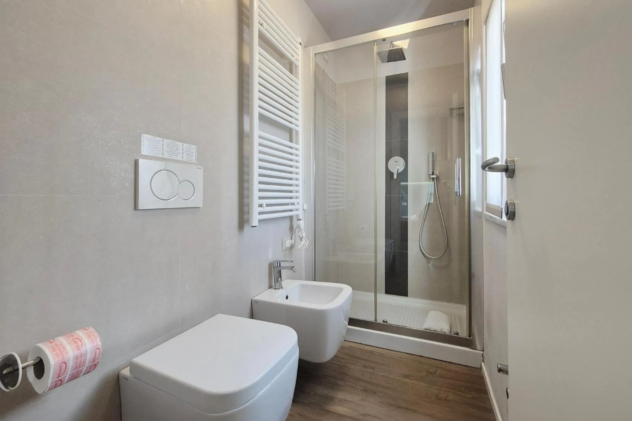 Toilet in Hotel De La Ville depandance di Hotel Augustus