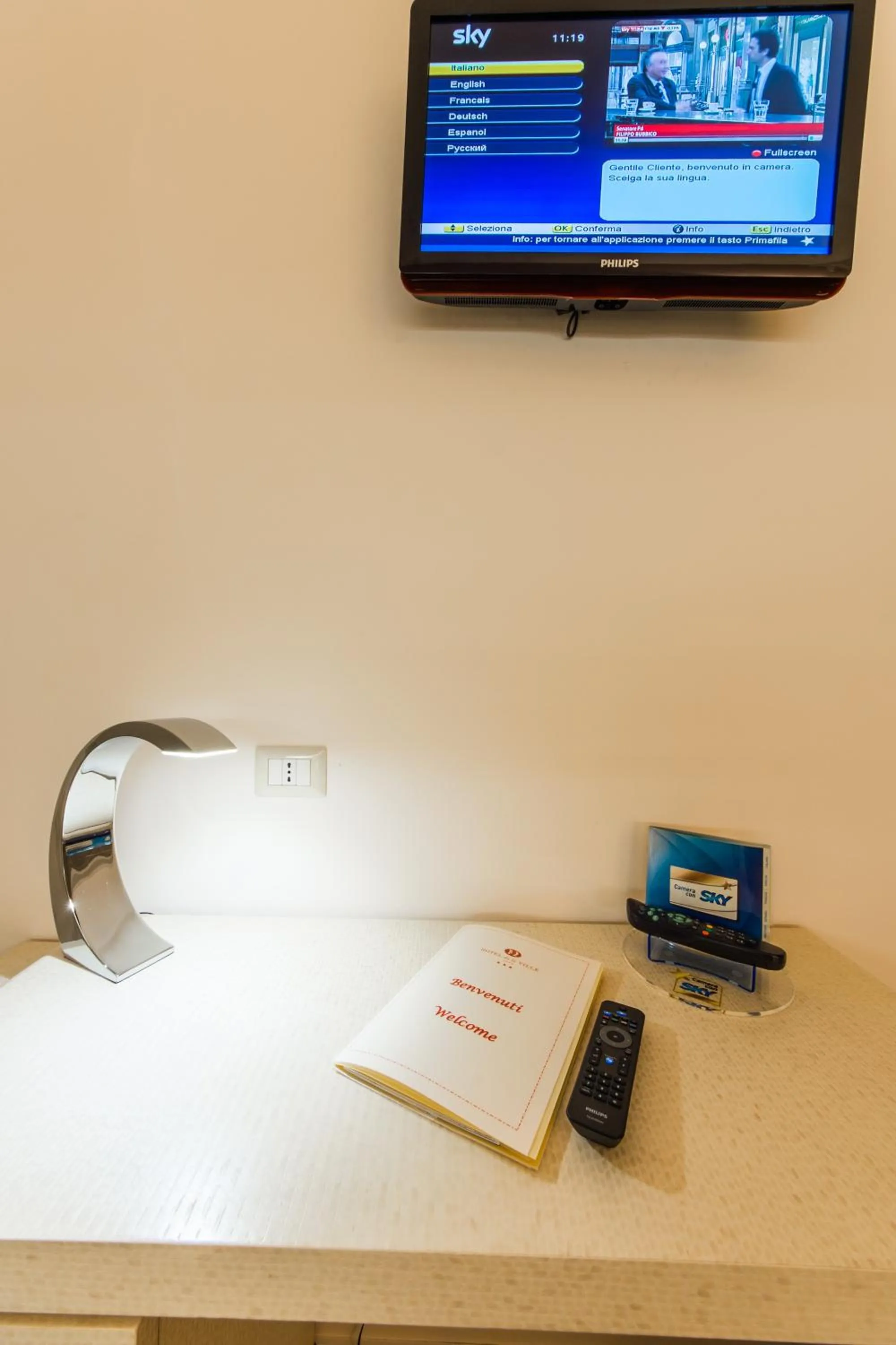 TV and multimedia in Hotel De La Ville depandance di Hotel Augustus