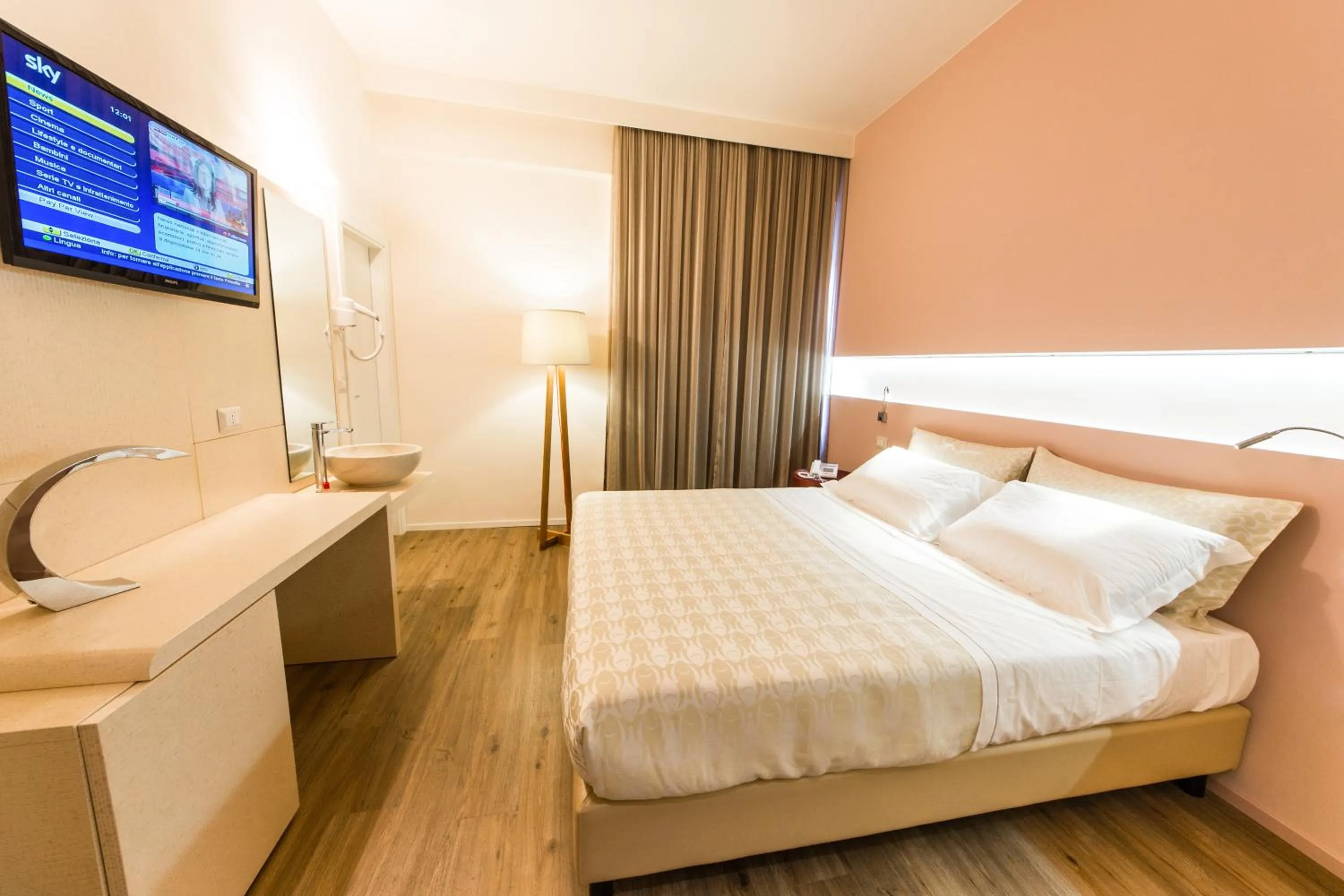 Photo of the whole room, Bed in Hotel De La Ville depandance di Hotel Augustus