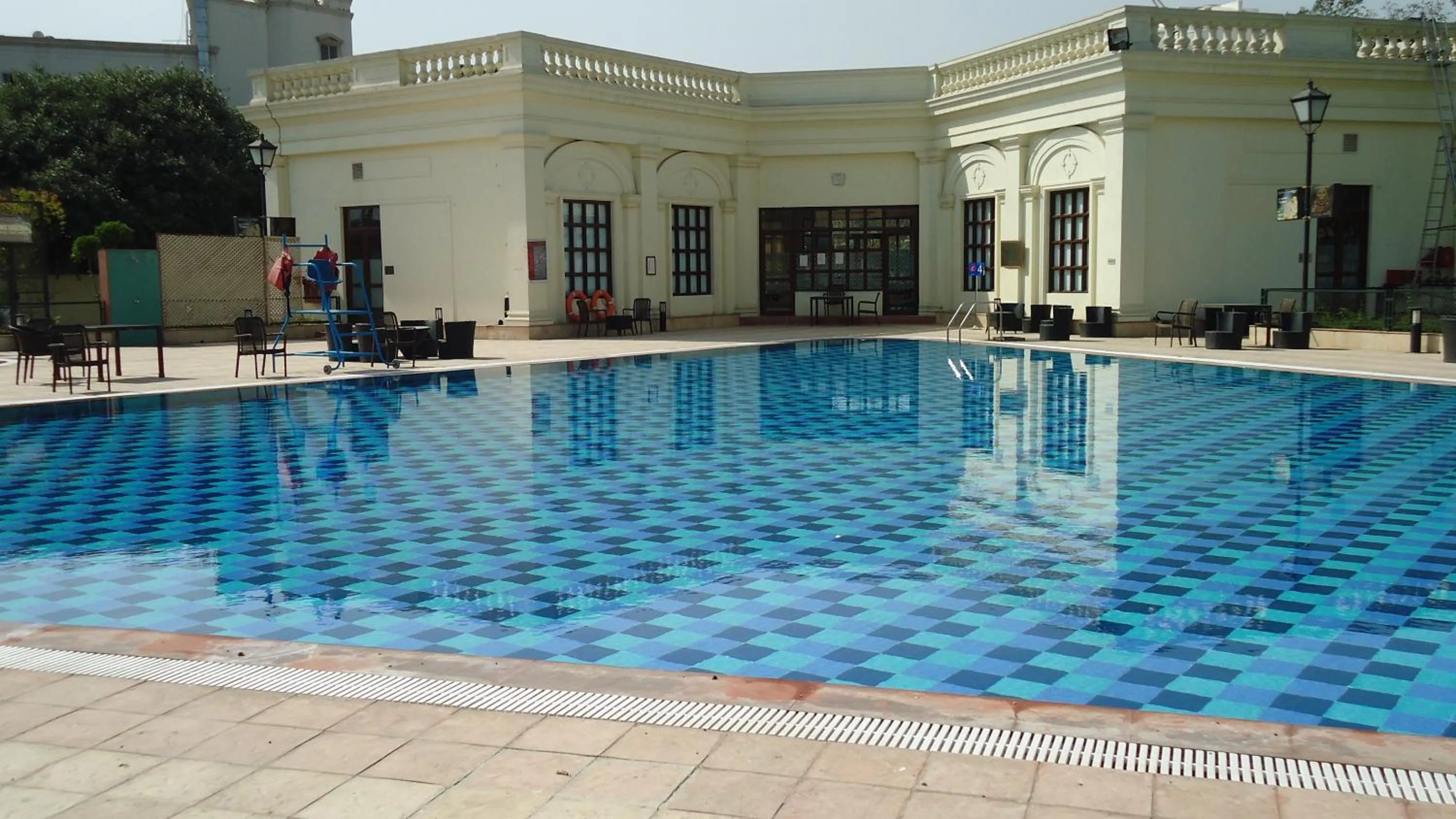 Swimming pool in DLF Club 3