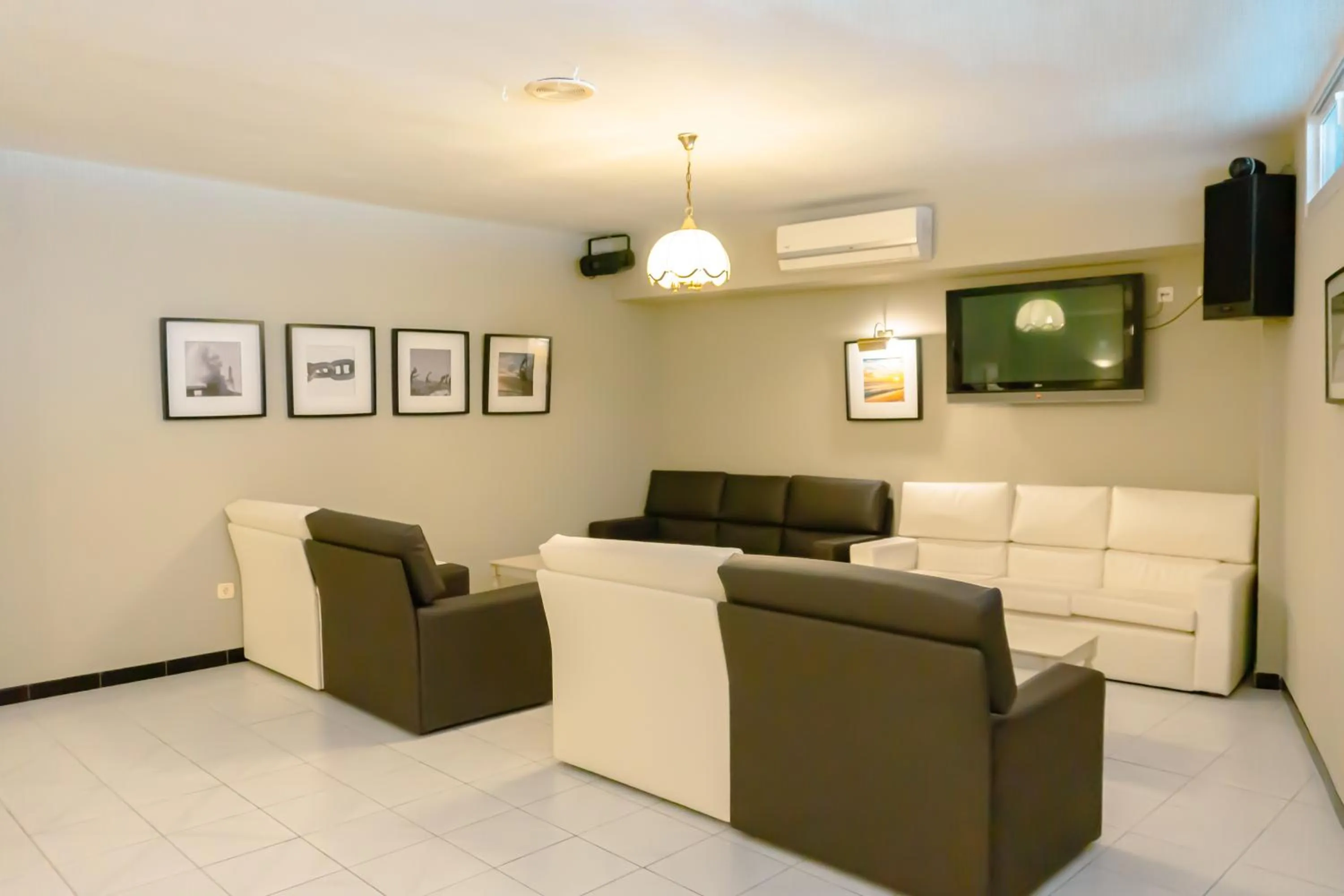 Communal lounge/ TV room in Hotel Atalaya I