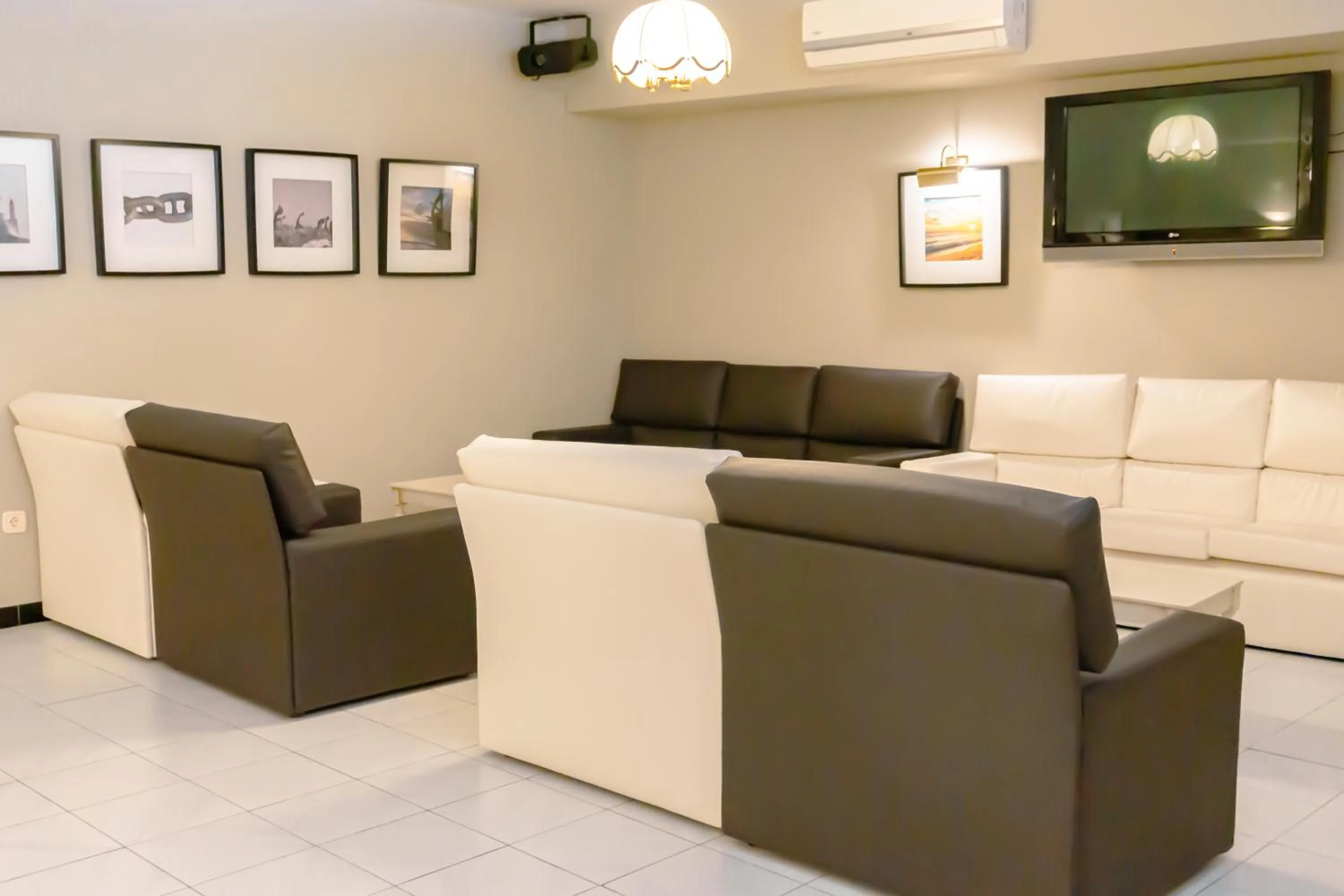 Communal lounge/ TV room in Hotel Atalaya I