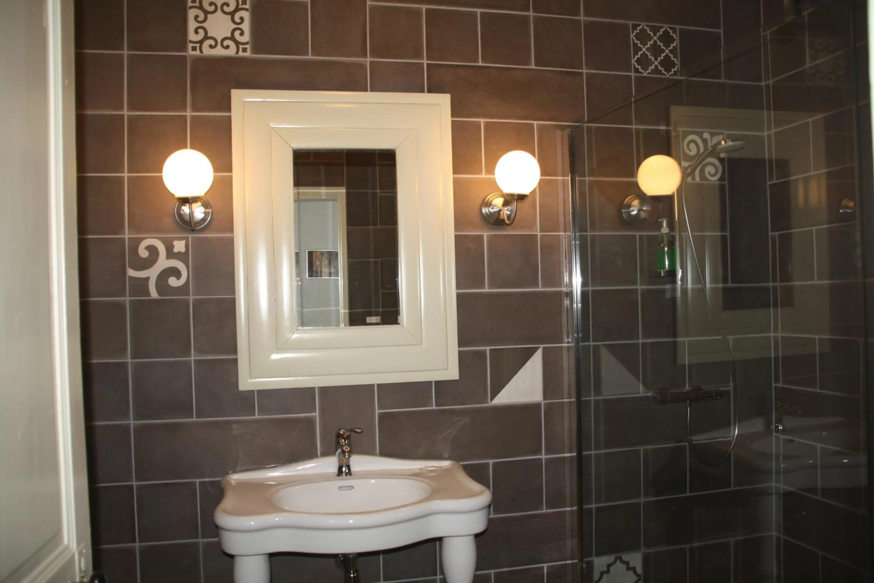 Bathroom in Aux Pots Bleus