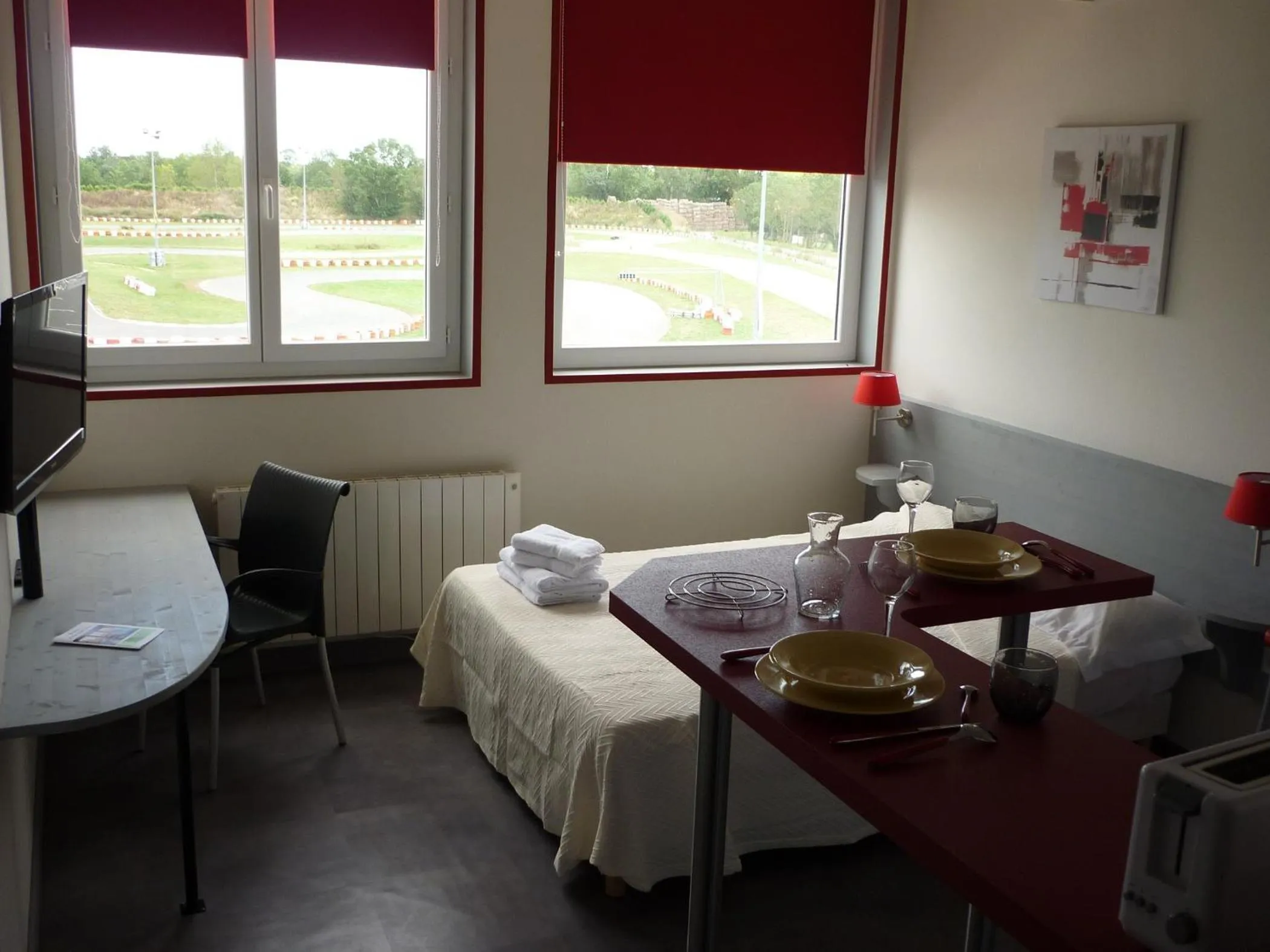 Photo of the whole room, Bed in West Appart' Hôtel