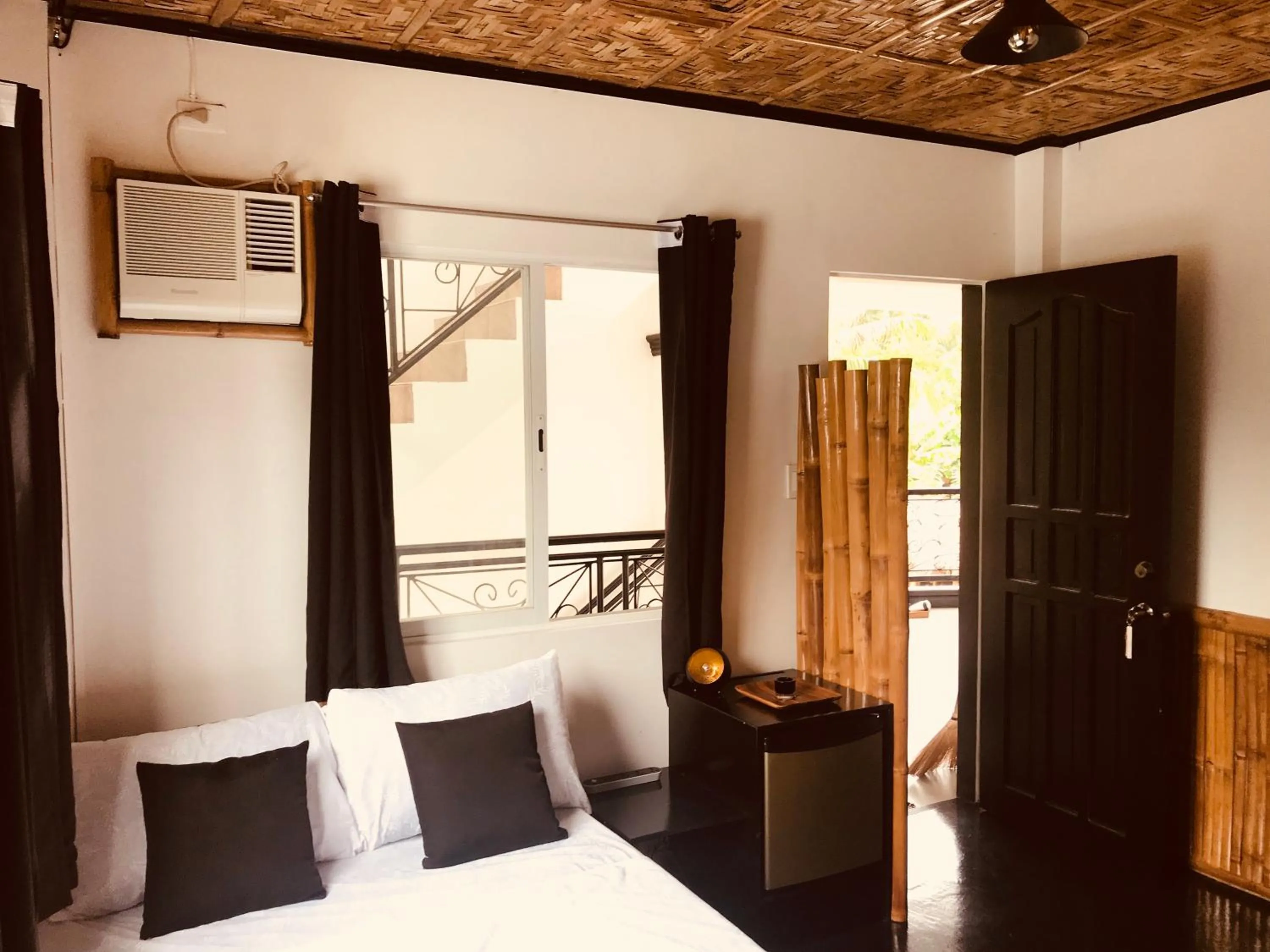 Balcony/Terrace, Bed in Everyday Sunday Hotel & Cafe