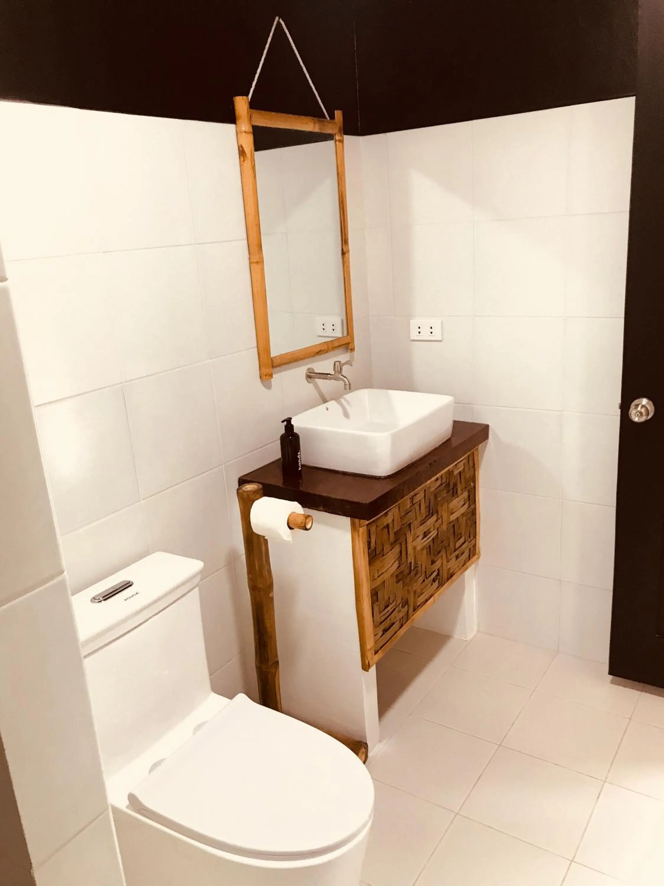 Toilet in Everyday Sunday Hotel & Cafe