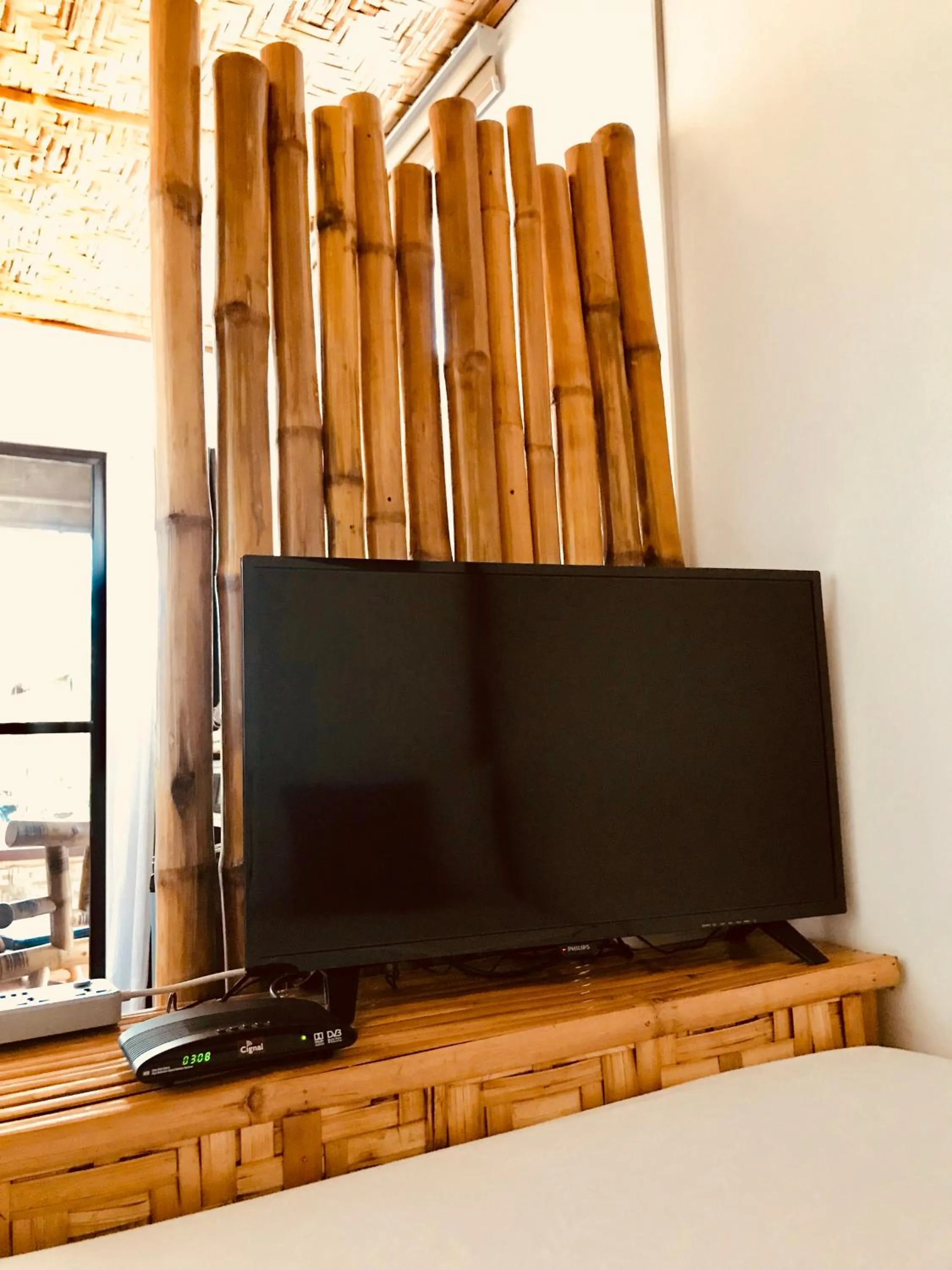 TV and multimedia in Everyday Sunday Hotel & Cafe