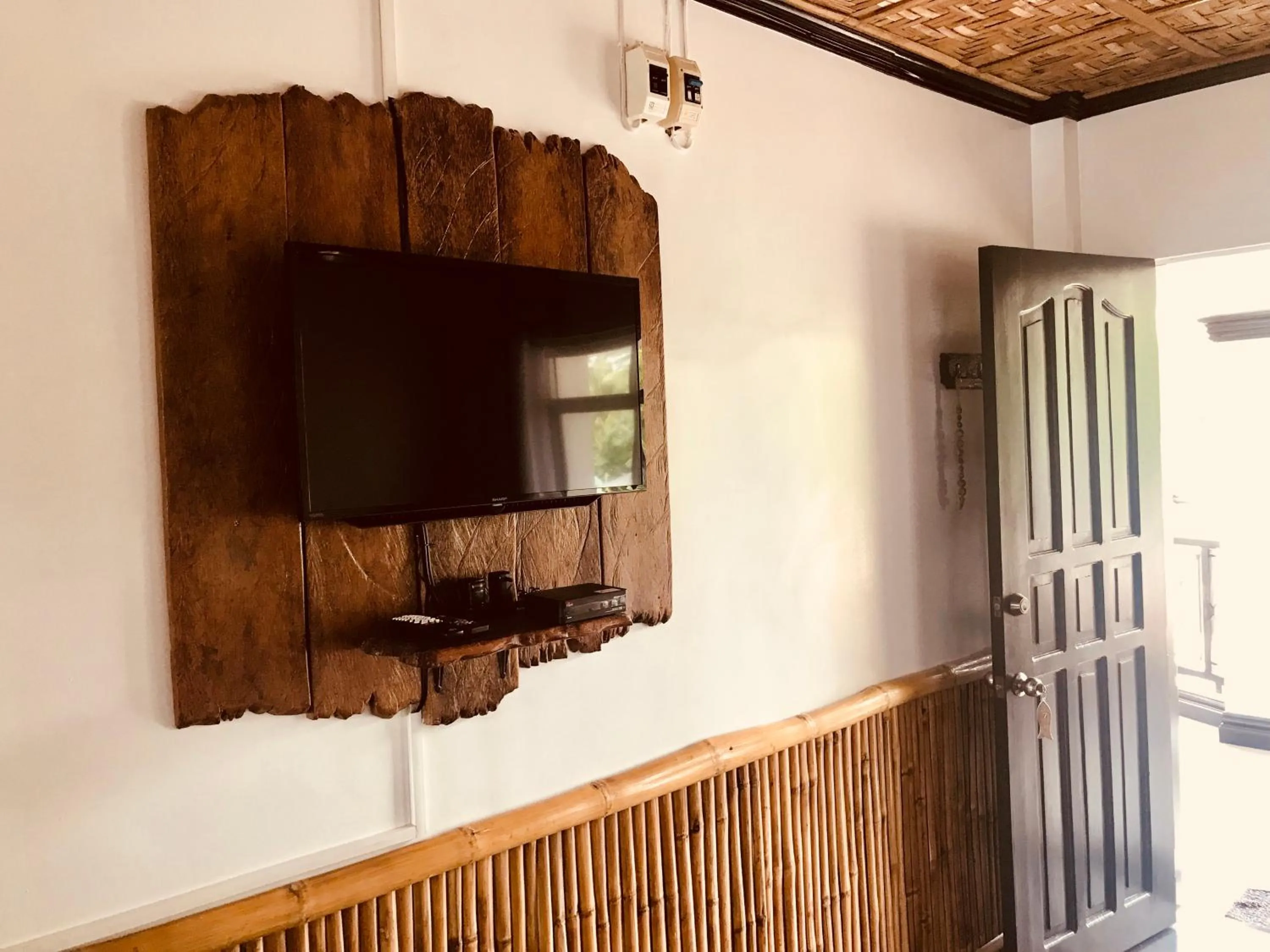 TV and multimedia in Everyday Sunday Hotel & Cafe