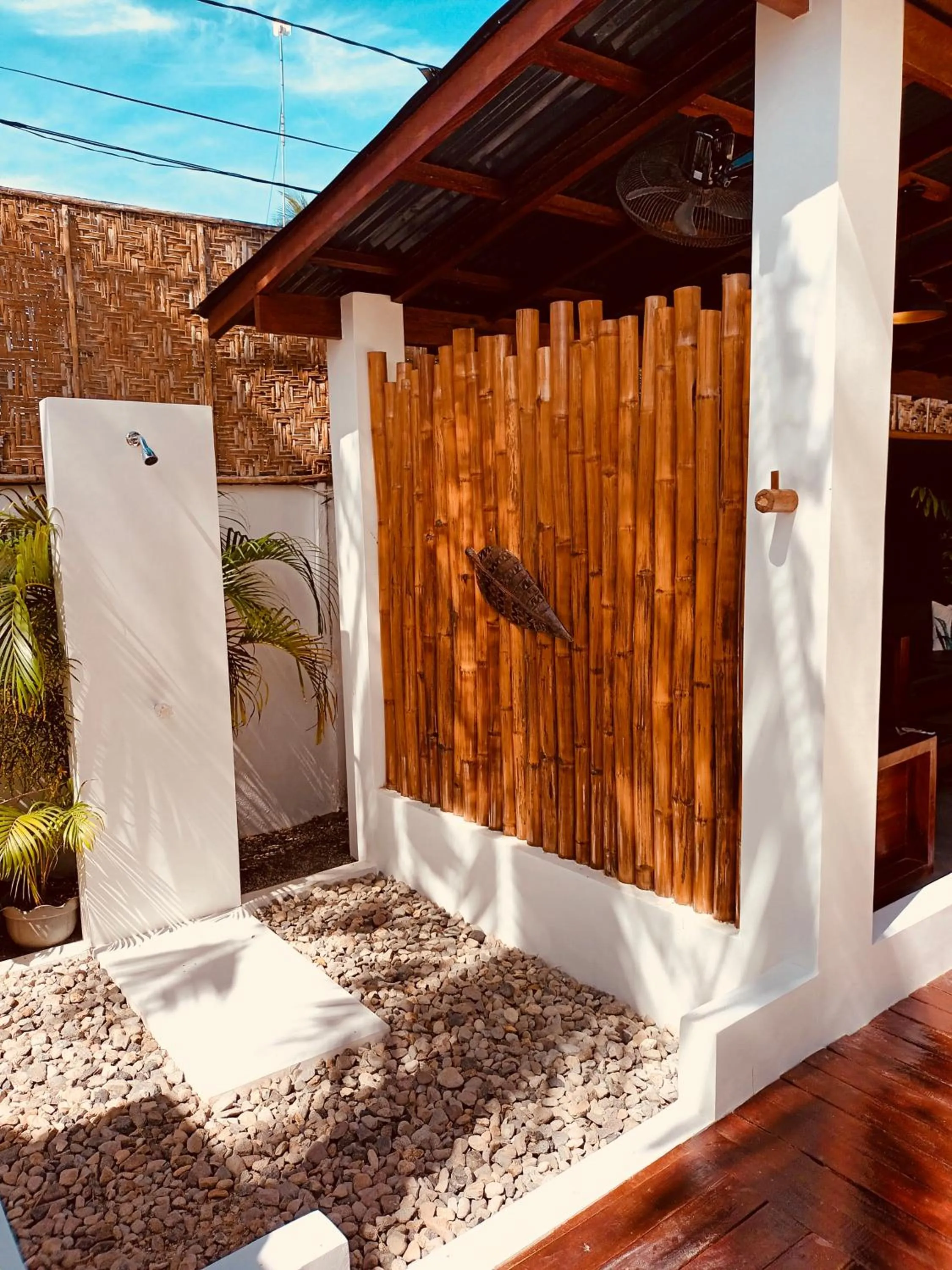 Shower in Everyday Sunday Hotel & Cafe