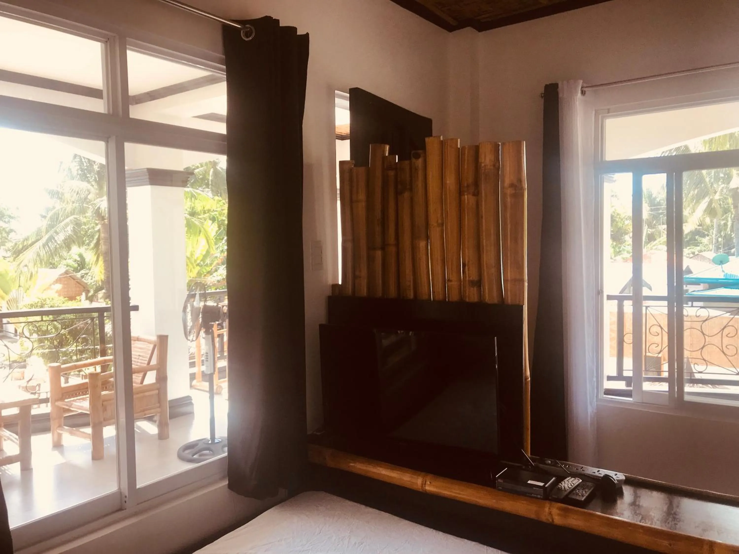 TV and multimedia in Everyday Sunday Hotel & Cafe