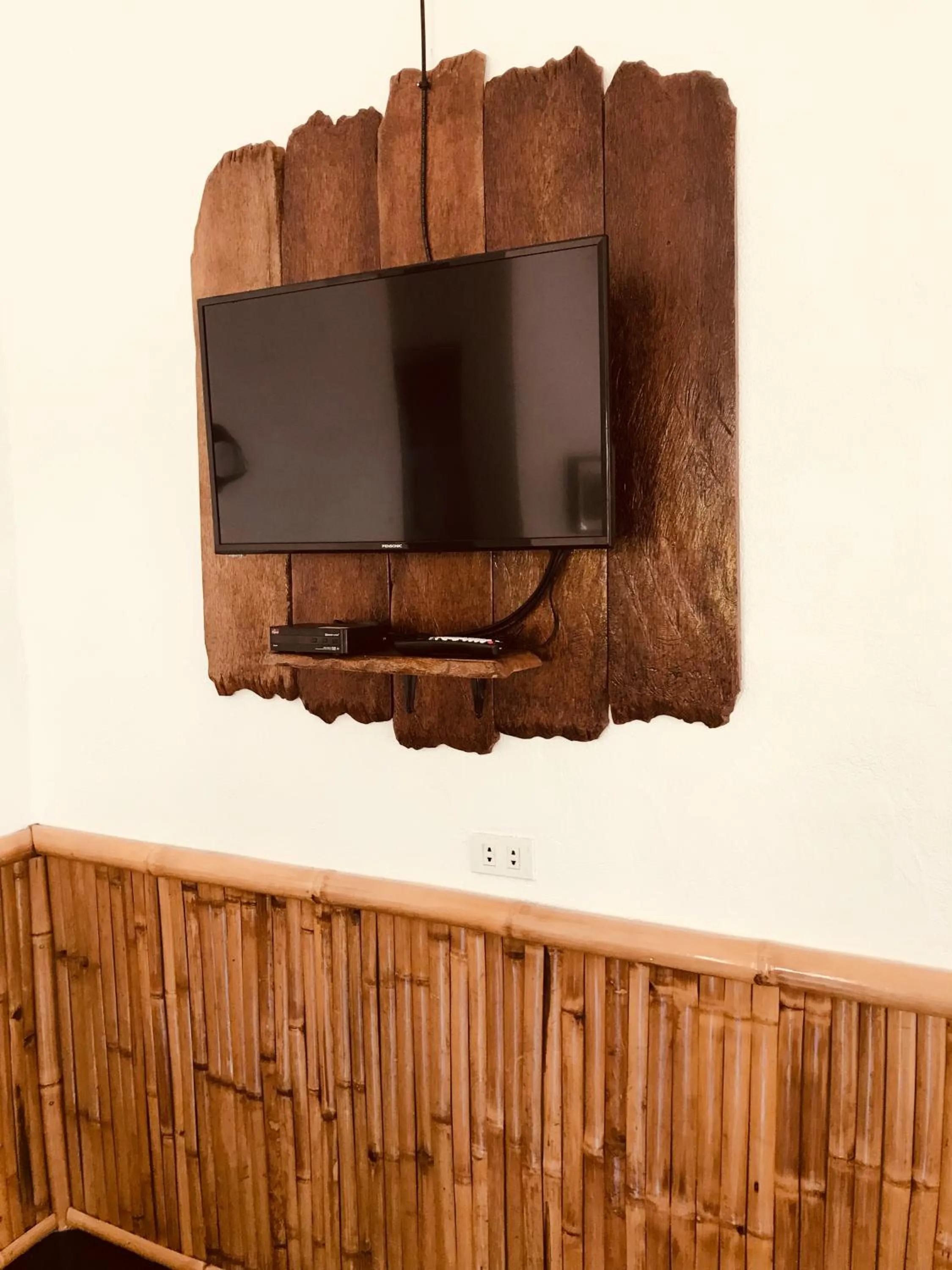 TV and multimedia in Everyday Sunday Hotel & Cafe