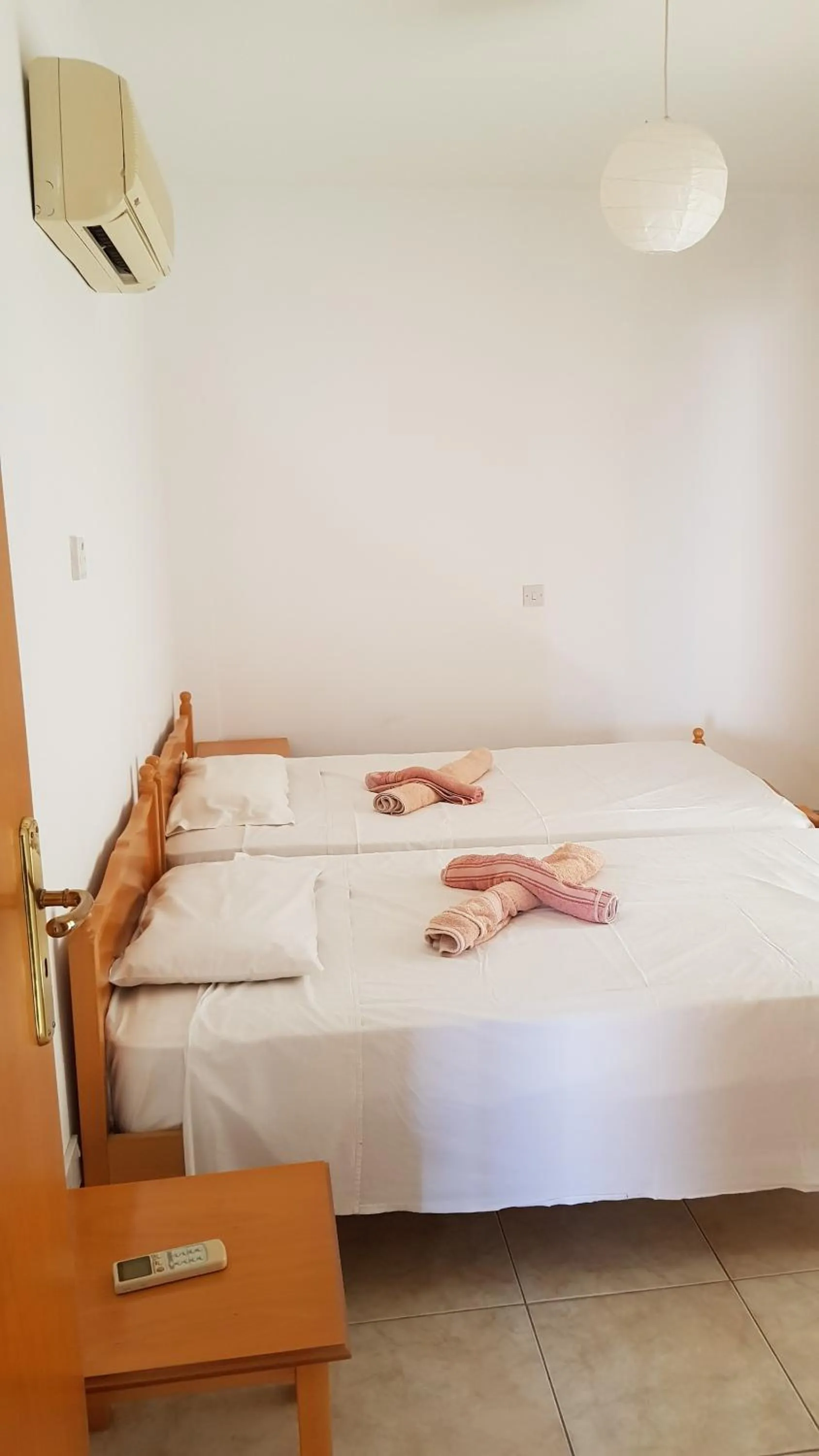 Photo of the whole room, Bed in Georgia Apartments