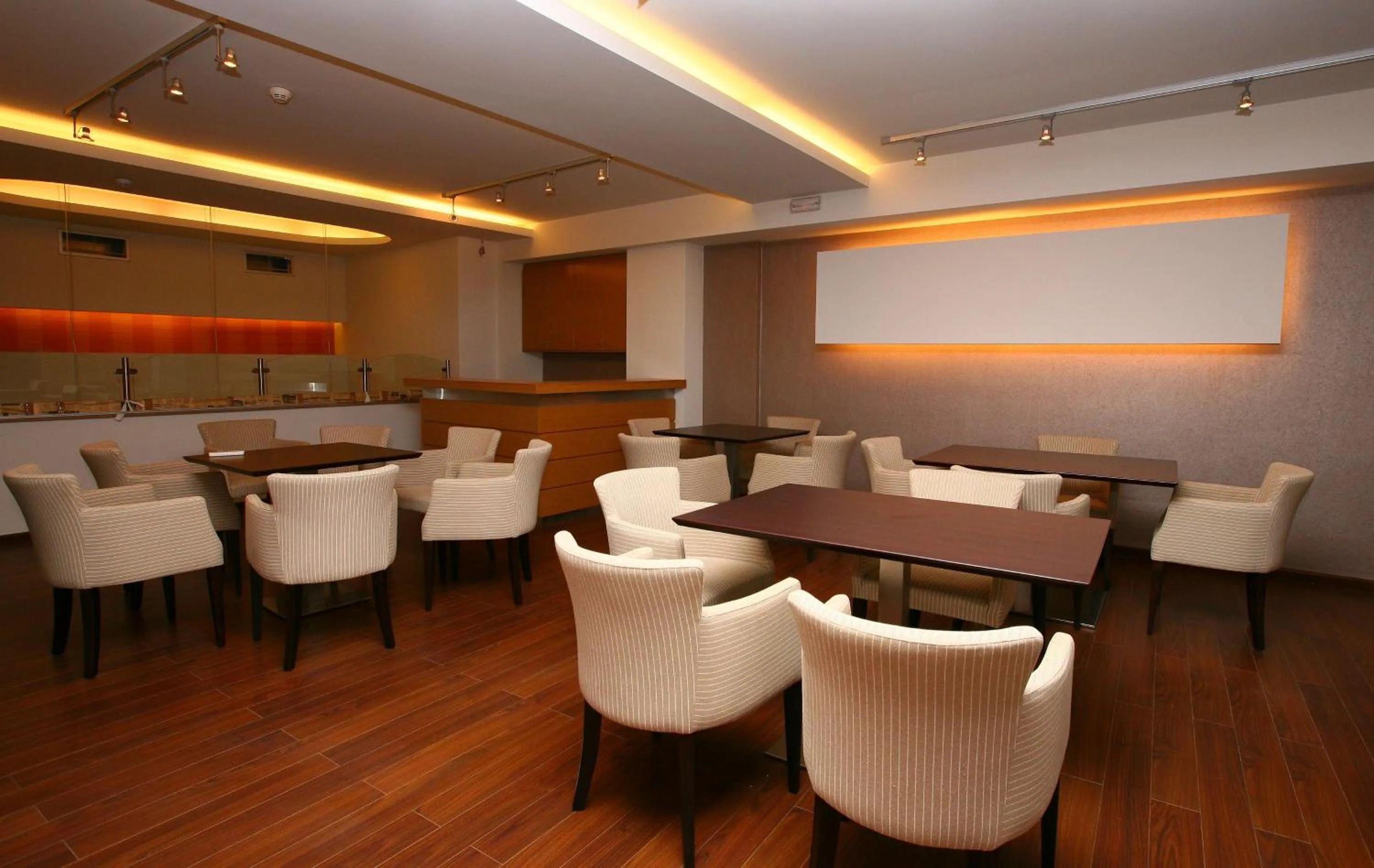 Lounge or bar in Hotel Flisvos